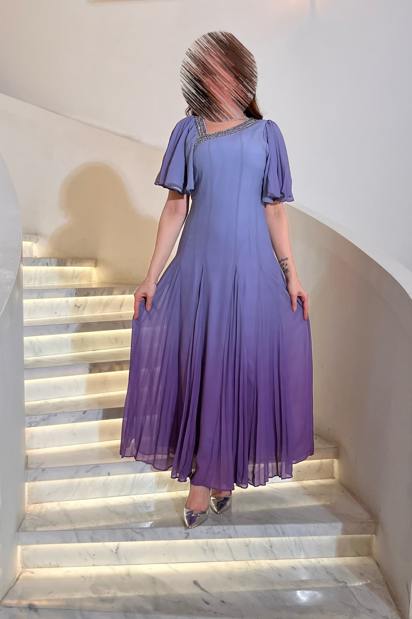 فستان ناعم بلون لافندر متدرّج بتصميم انسيابي ينساب بخفة مع الحركة