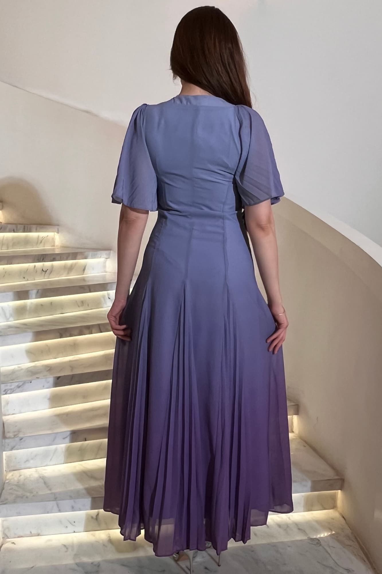 فستان ناعم بلون لافندر متدرّج بتصميم انسيابي ينساب بخفة مع الحركة