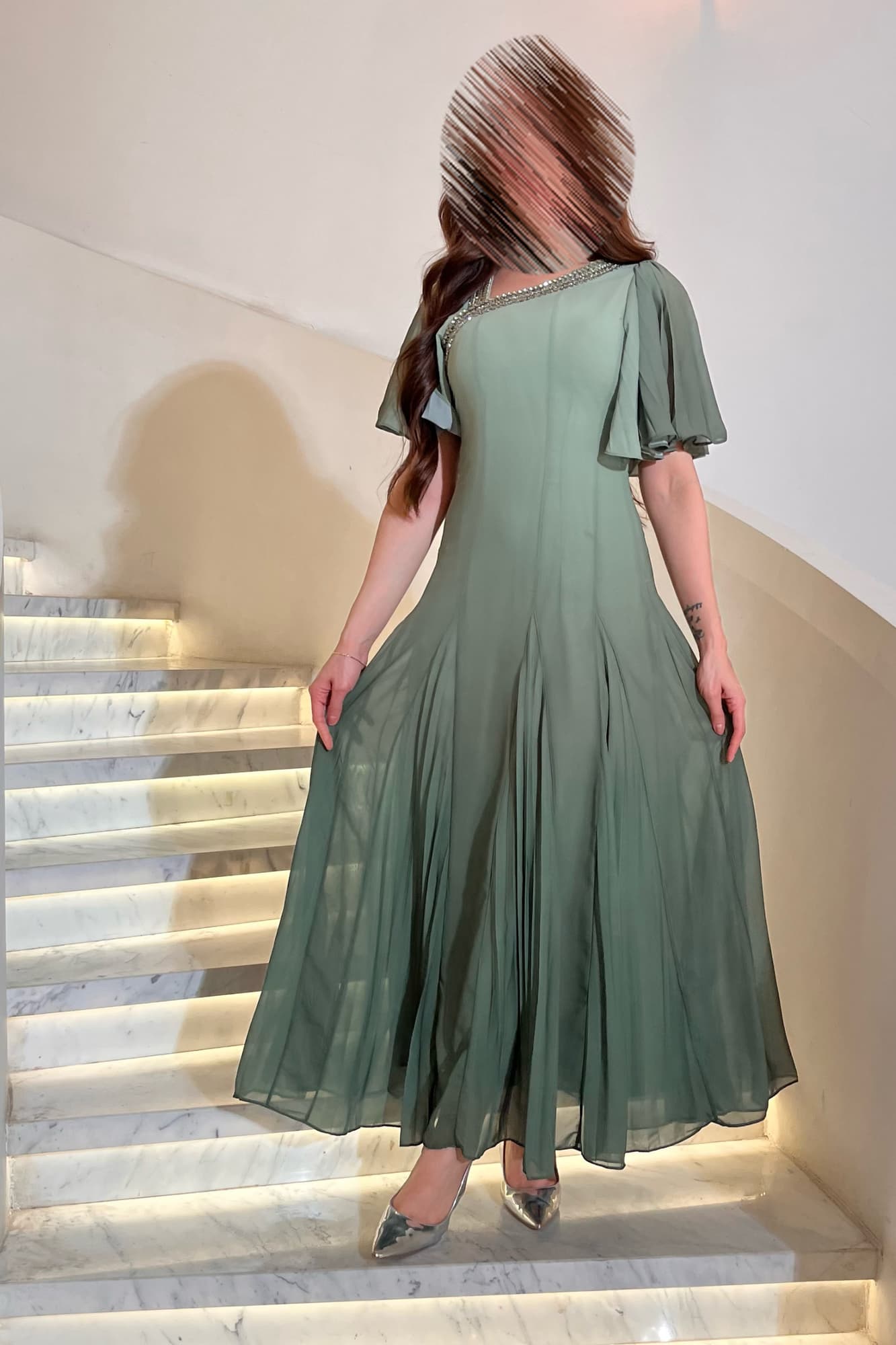 فستان سهرة انسيابي بلون أخضر ميرميّة هادئ بتصميم ناعم يُبرز أنوثة التفاصيل