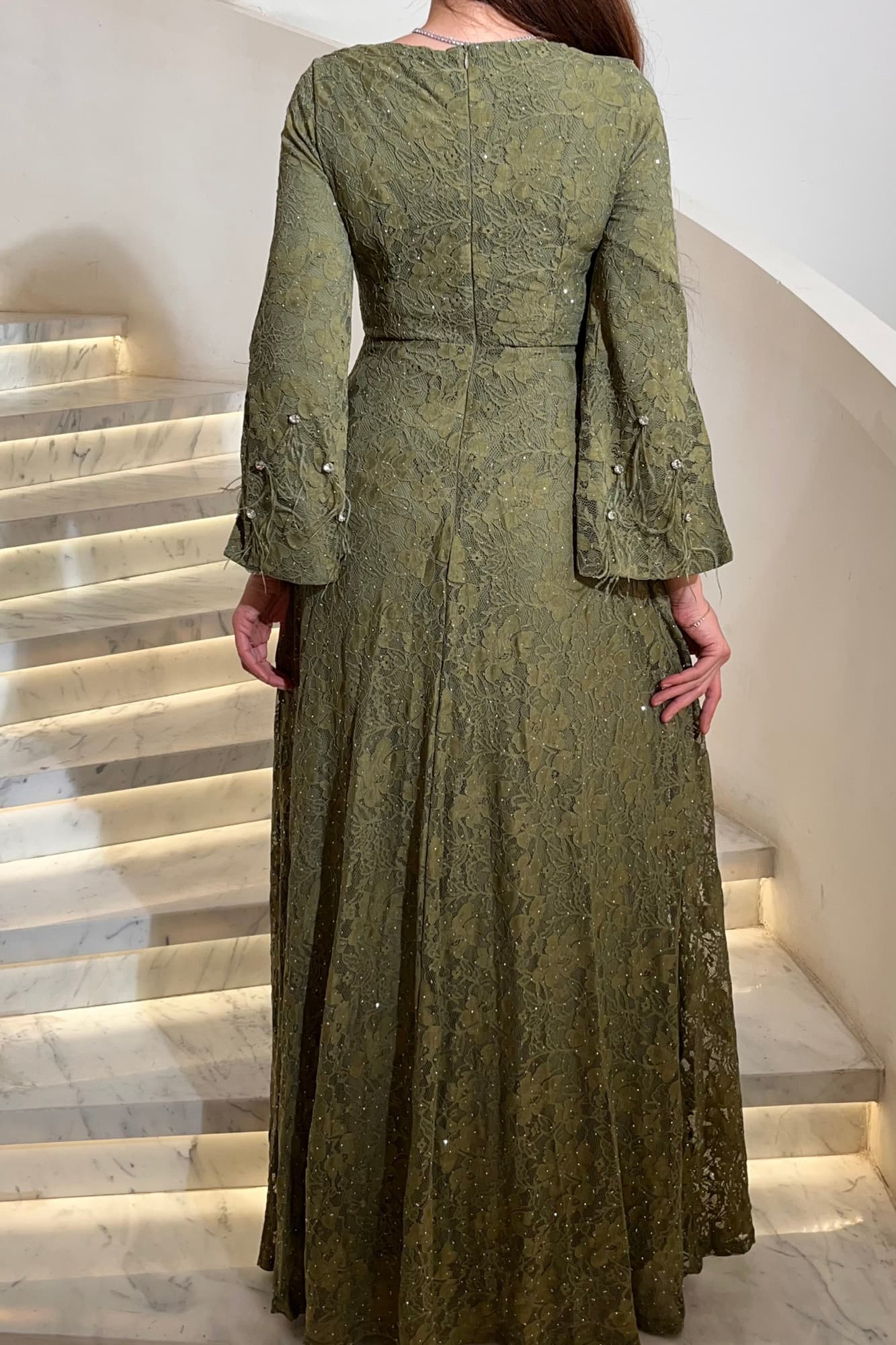 فستان ناعم فخم بتصميم أنثوي راقٍ. مصنوع من دانتيل مطرّز بالكريستالات الفضية