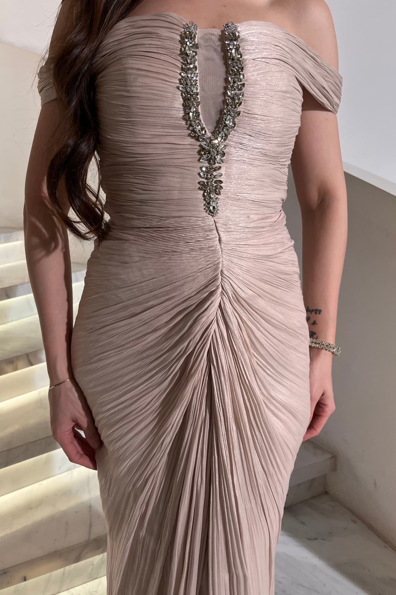 فستان سهرة أنيق بتصميم الأوف شولدر يبرز الأكتاف بأنوثة ناعمة بيج