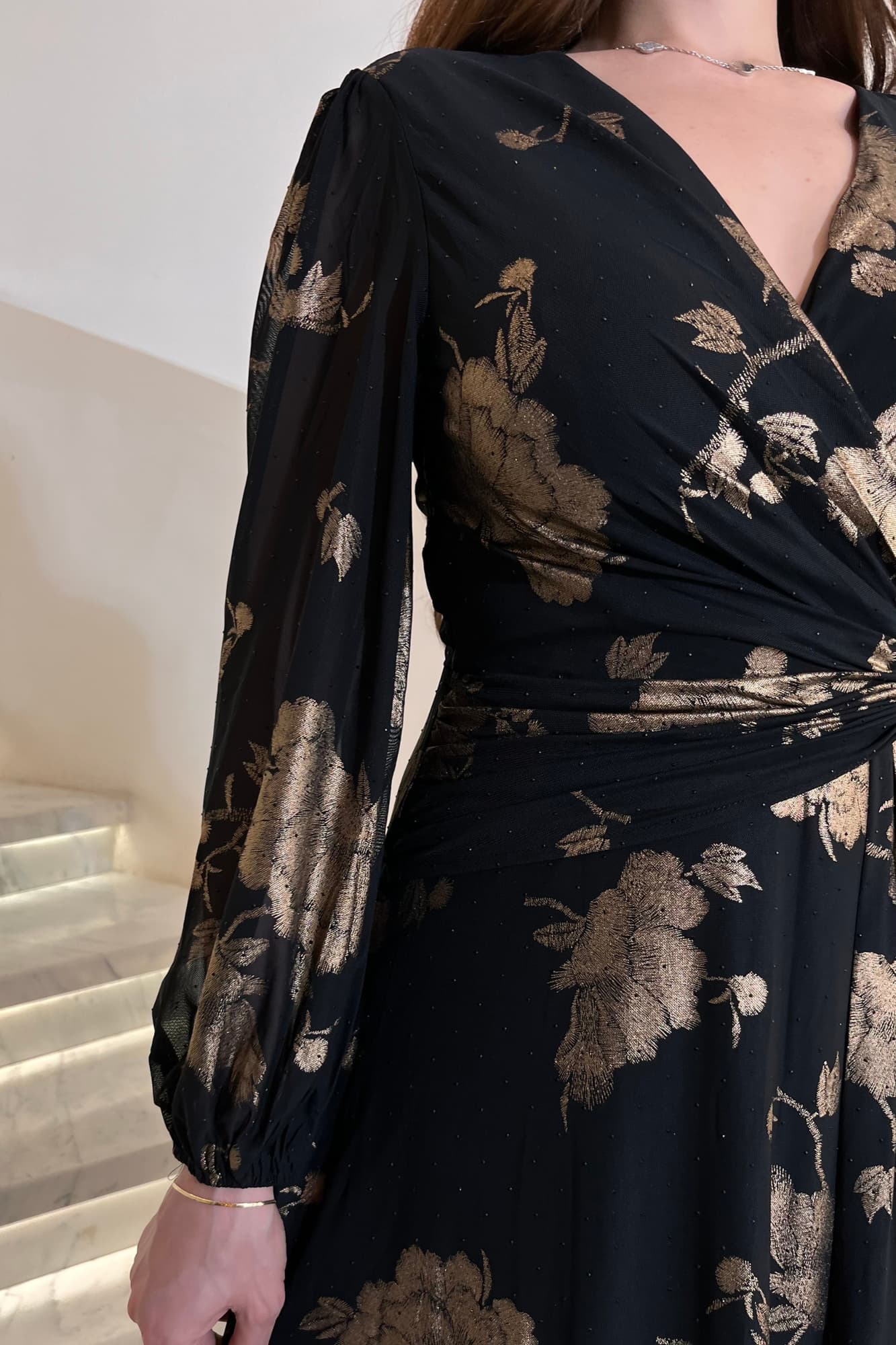 فستان سهره بطبعات ورود لامعه وأكمام مزمومه