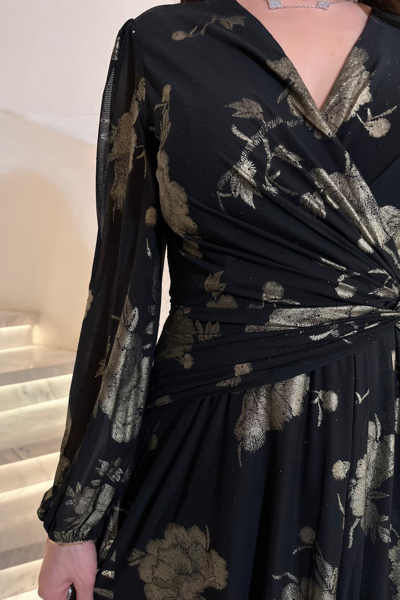 فستان سهره بطبعات ورود لامعه وأكمام مزمومه اسود