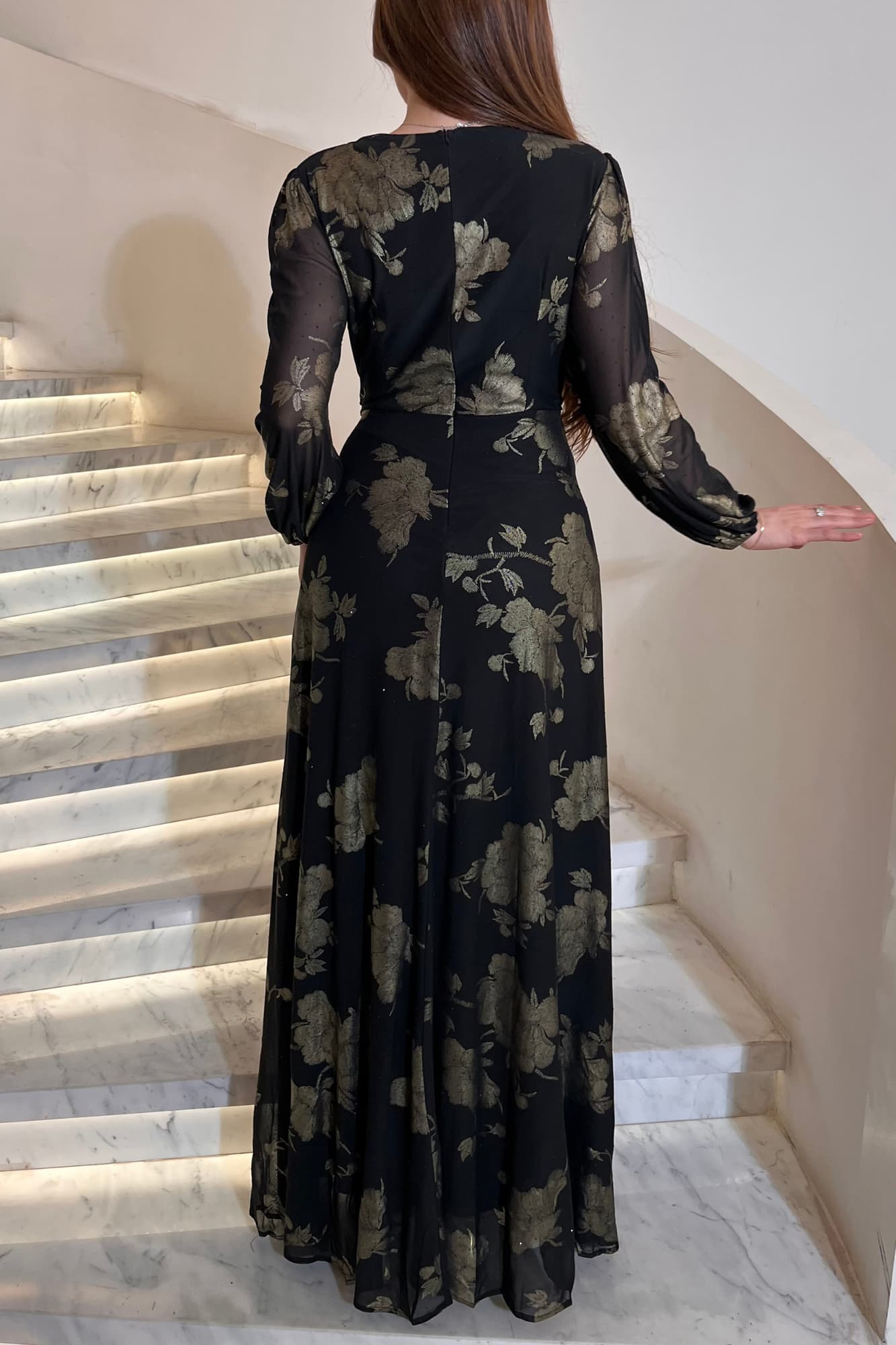 فستان سهره بطبعات ورود لامعه وأكمام مزمومه