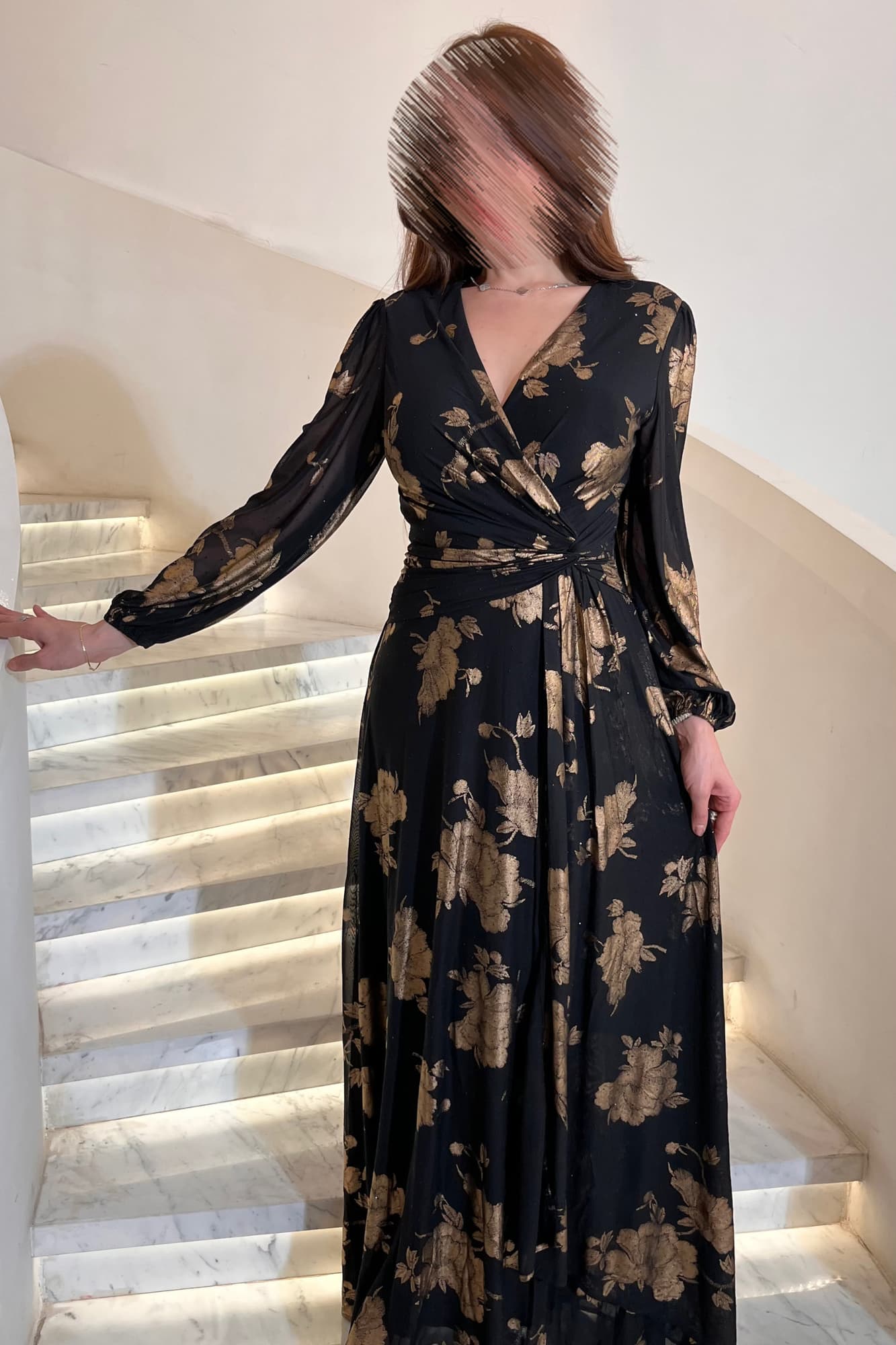 فستان سهره بطبعات ورود لامعه وأكمام مزمومه