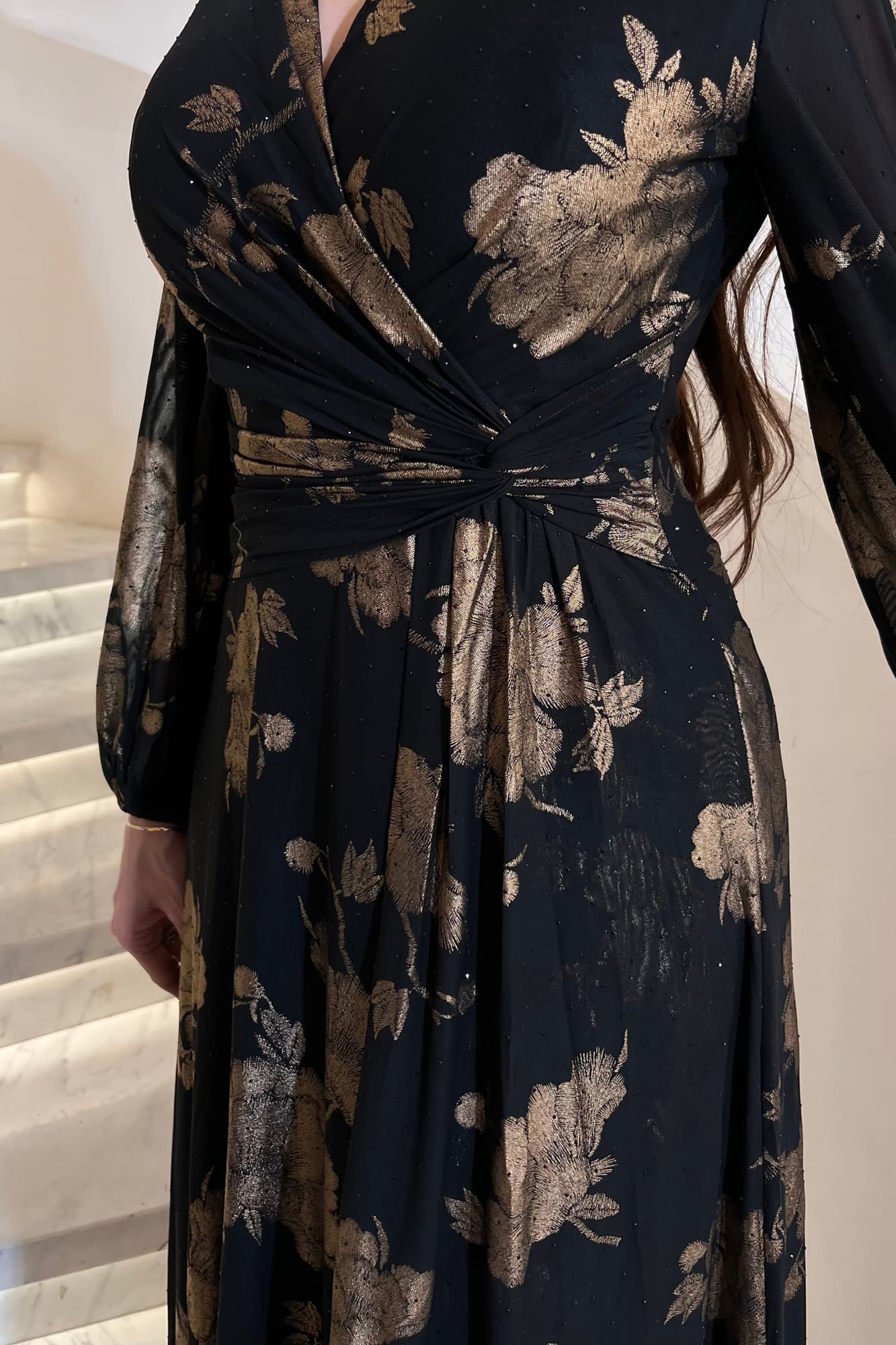 فستان سهره بطبعات ورود لامعه وأكمام مزمومه