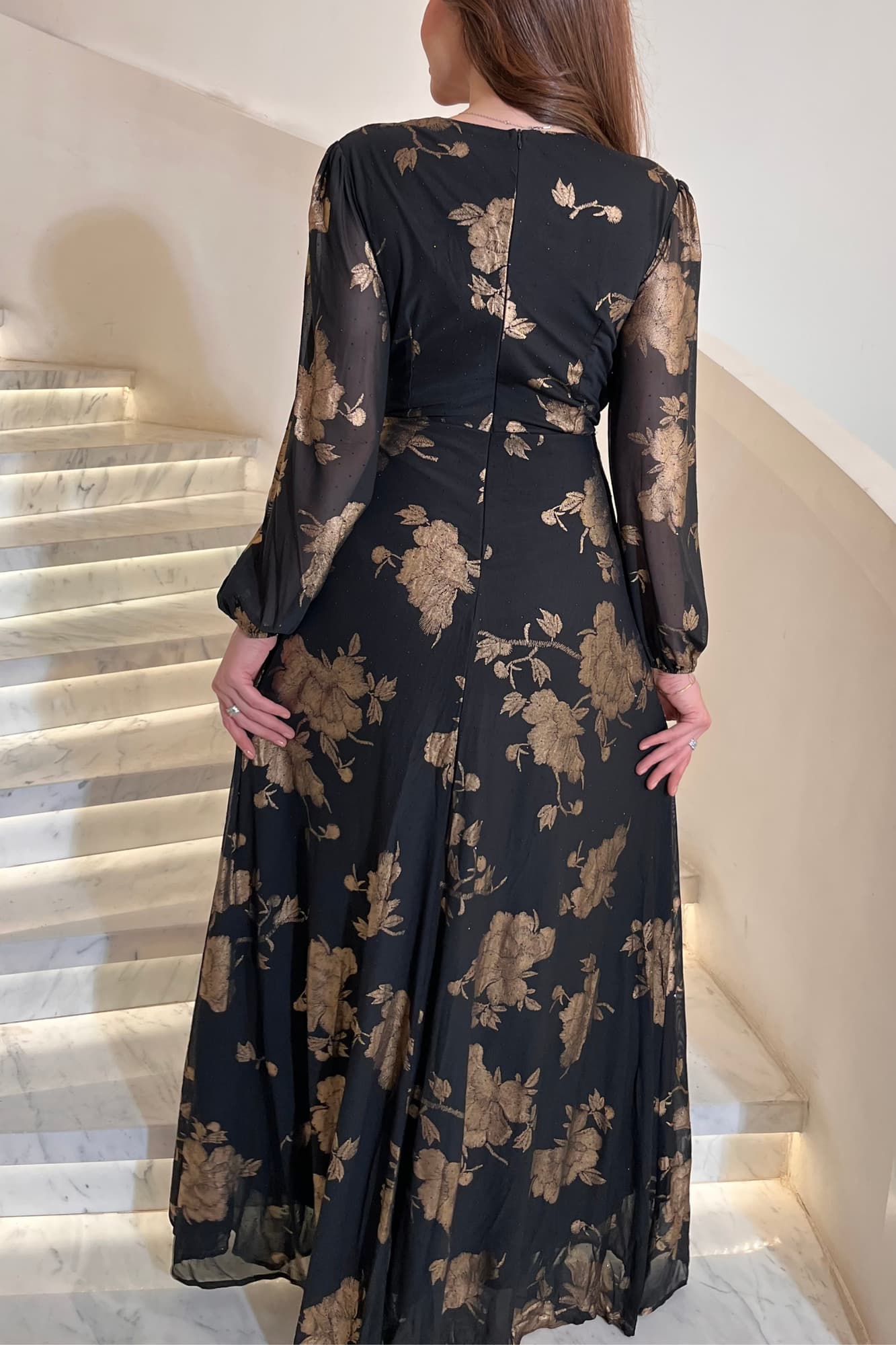 فستان سهره بطبعات ورود لامعه وأكمام مزمومه