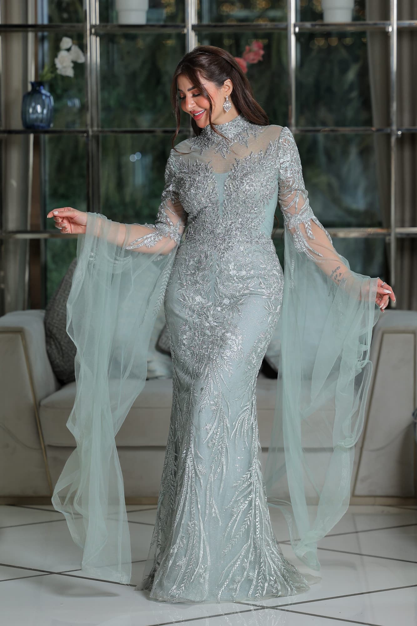 فستان سهرة كلاسيكي قصة سمكة بياقة عالية مطرزة وأكمام فرنسية أنيقة عشبي فاتح