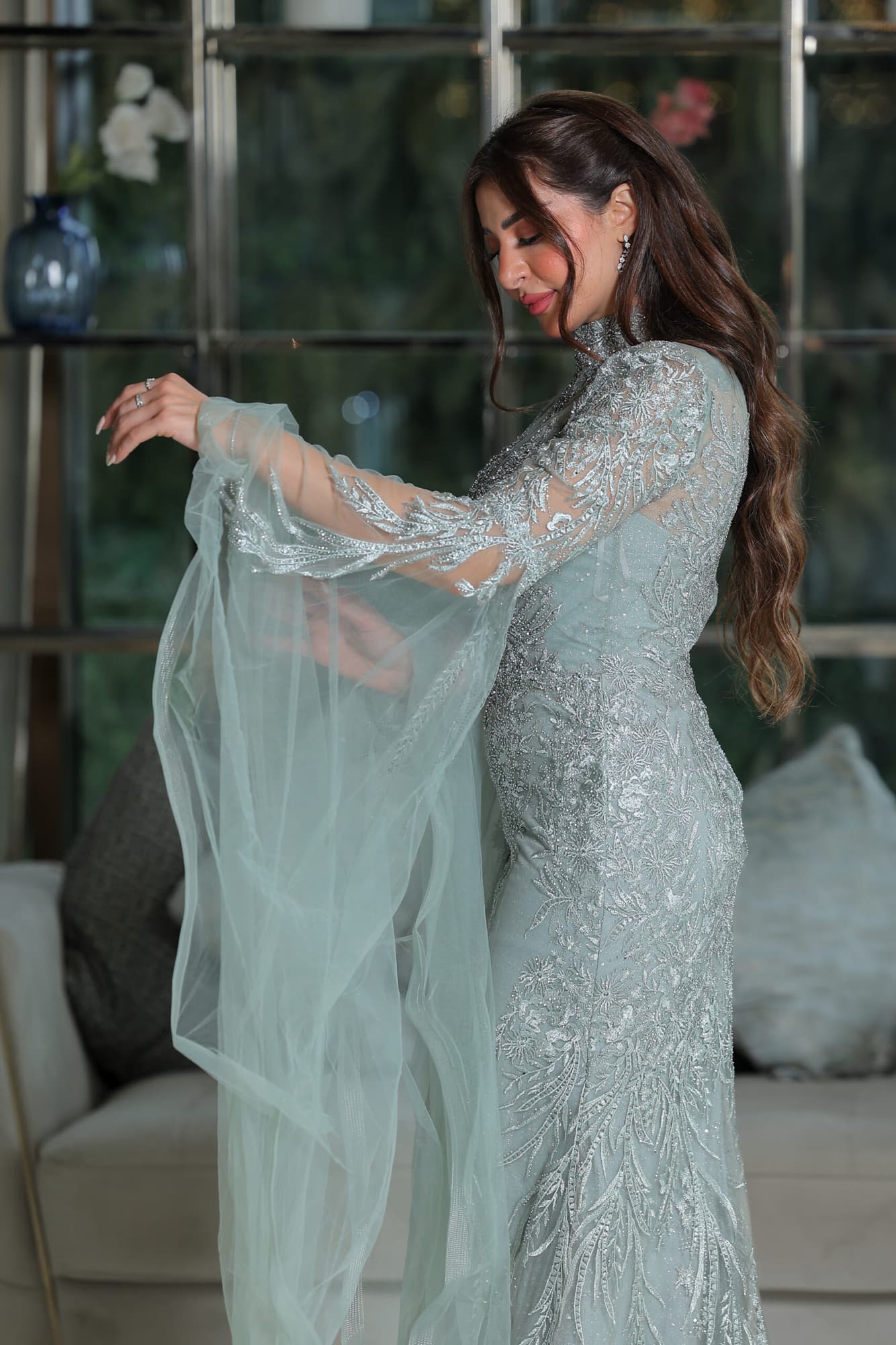 فستان سهرة كلاسيكي قصة سمكة بياقة عالية مطرزة وأكمام فرنسية أنيقة