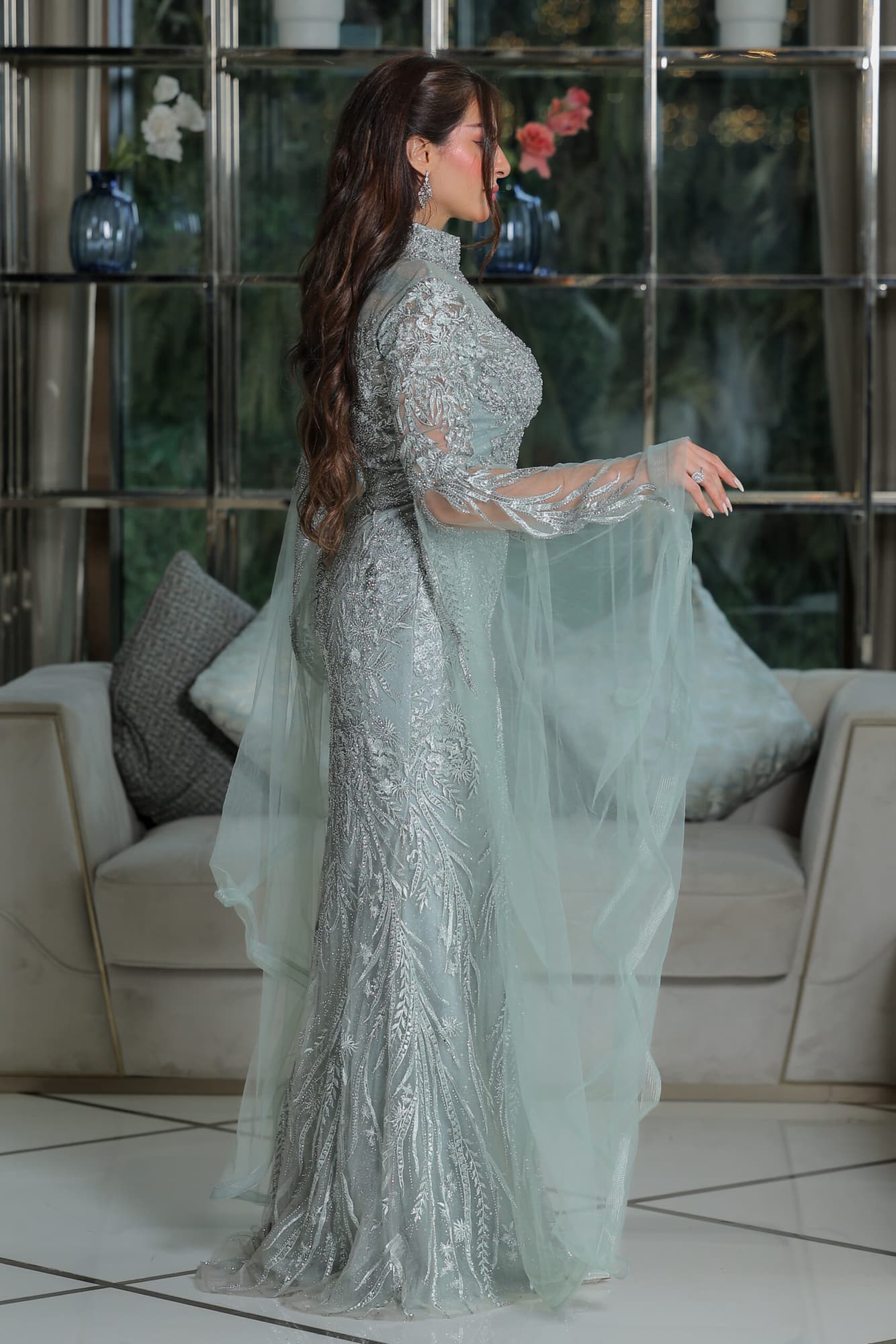 فستان سهرة كلاسيكي قصة سمكة بياقة عالية مطرزة وأكمام فرنسية أنيقة