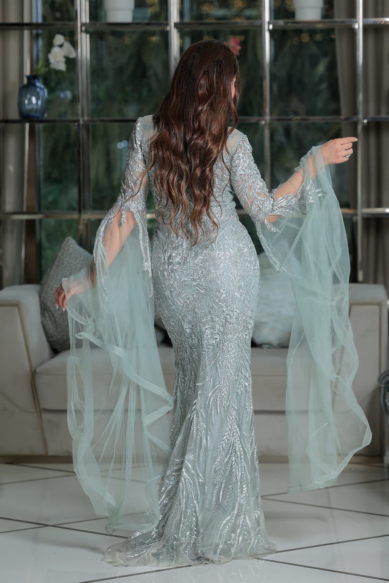 فستان سهرة كلاسيكي قصة سمكة بياقة عالية مطرزة وأكمام فرنسية أنيقة