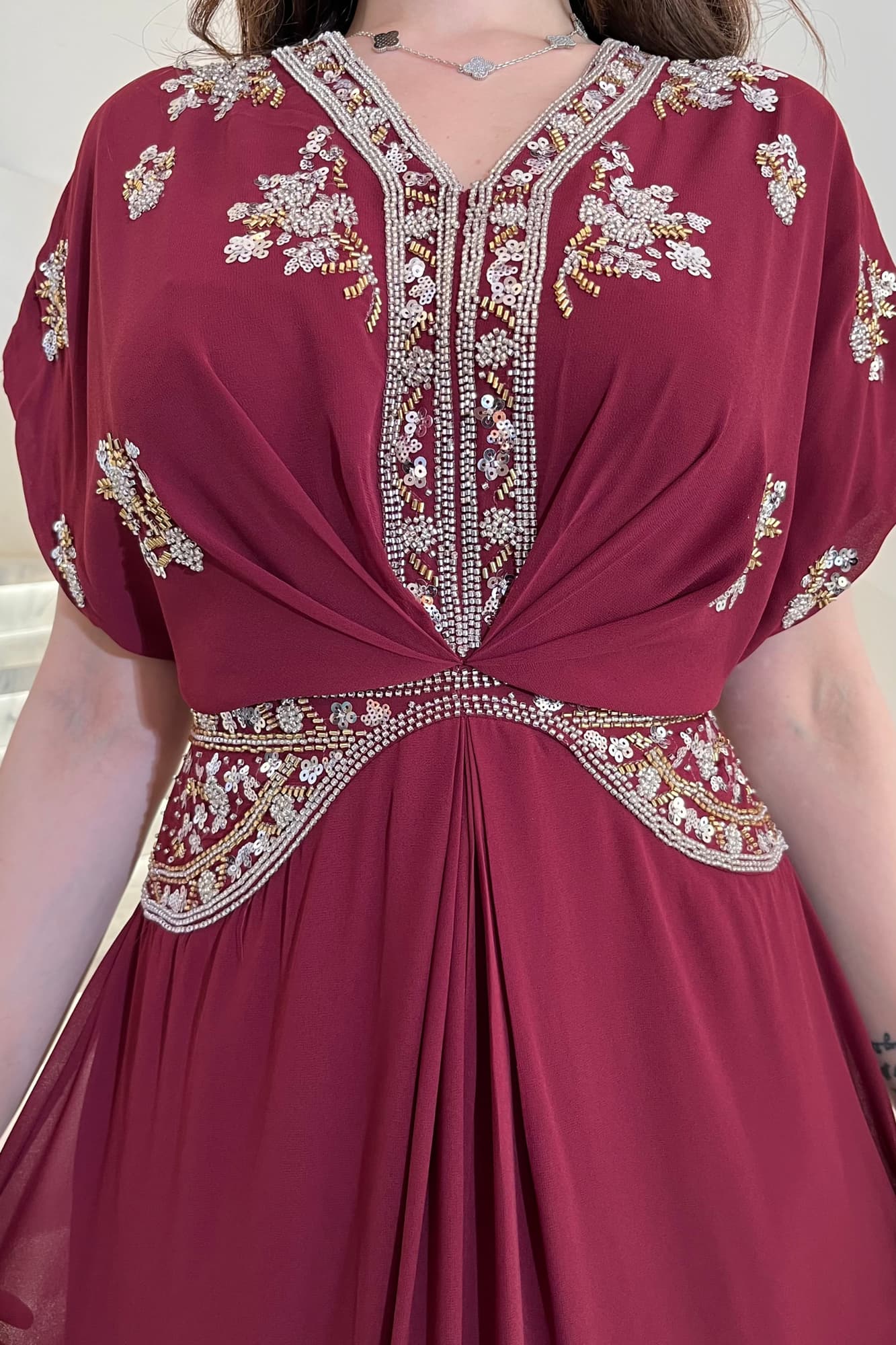 جلابية أنيقة مزينة بتطريز يدوي من خيوط ذهبية وكريستالات لامعة تضيف لمسة فخمة بدون مبالغة عودي