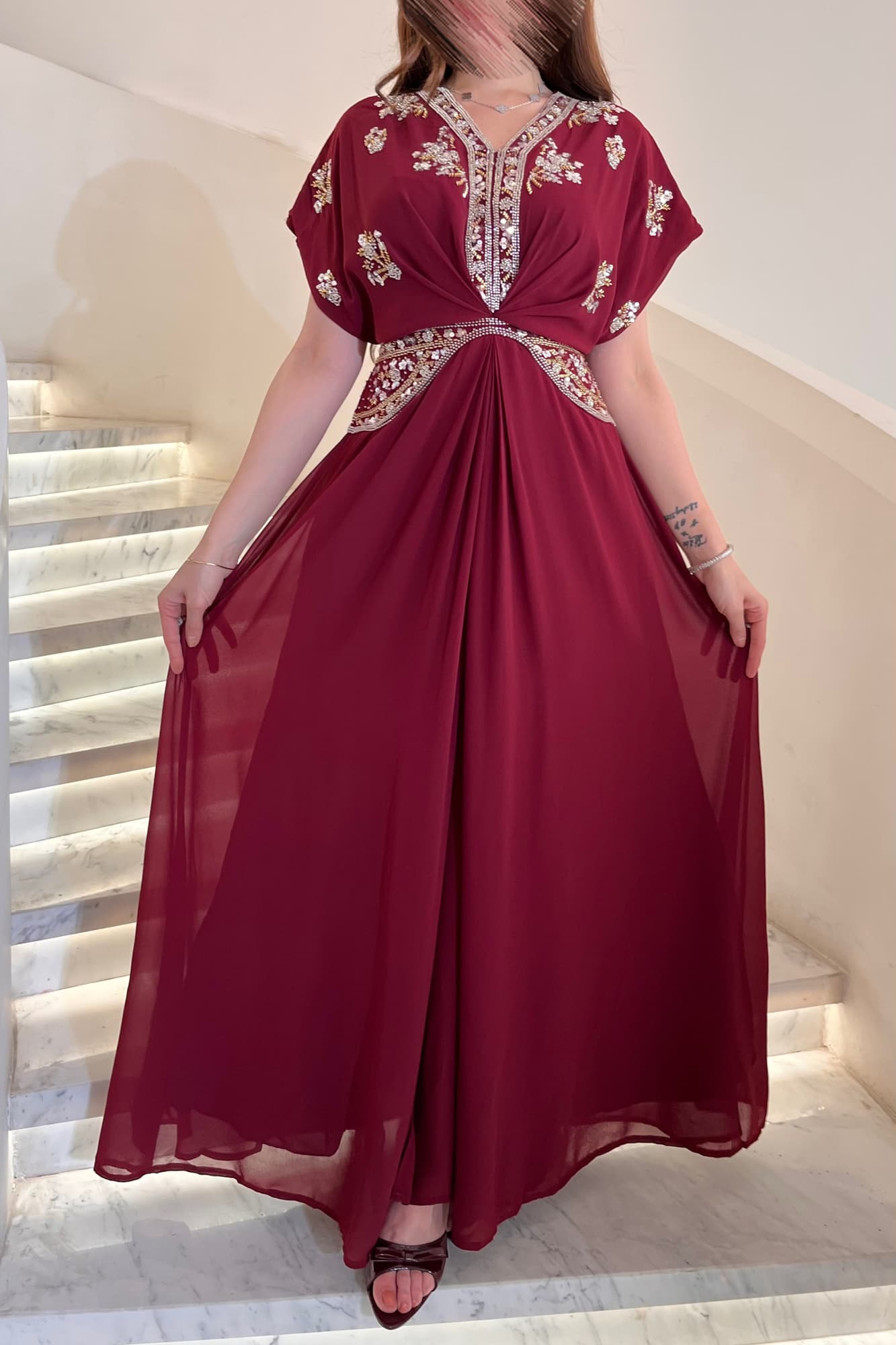 جلابية أنيقة مزينة بتطريز يدوي من خيوط ذهبية وكريستالات لامعة تضيف لمسة فخمة بدون مبالغة