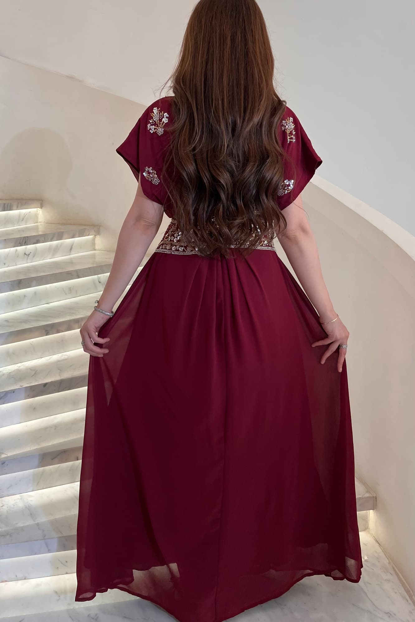 جلابية أنيقة مزينة بتطريز يدوي من خيوط ذهبية وكريستالات لامعة تضيف لمسة فخمة بدون مبالغة