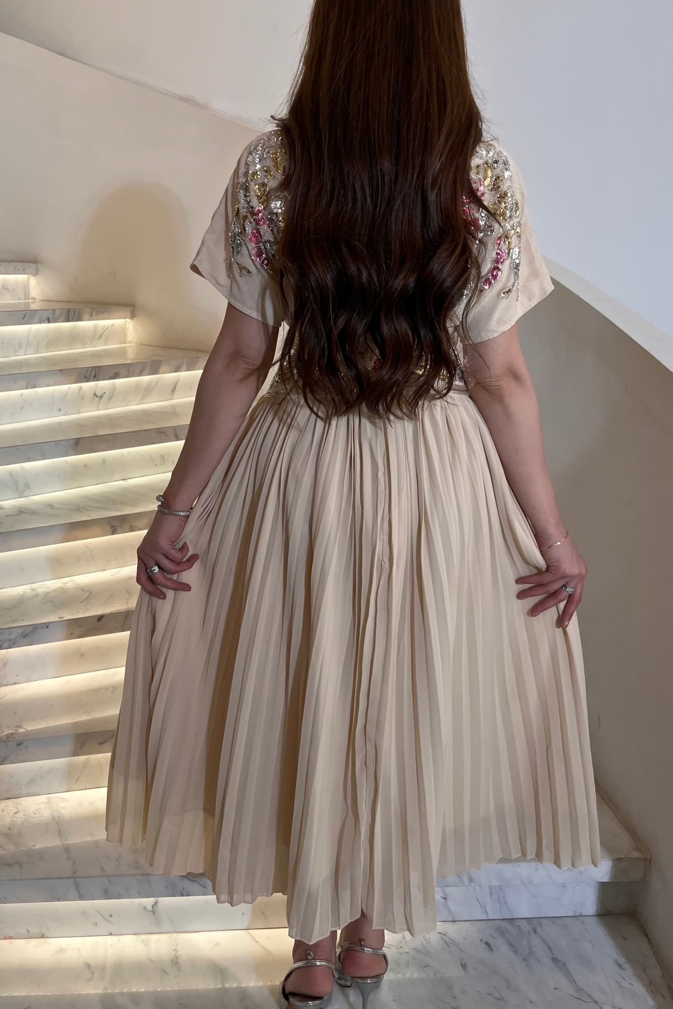 جلابية ميدي مصممة بلمسات أنثوية فخمة مطرز يدويًا بزهور كريستالية بدرجات وردية وذهبية وفضية