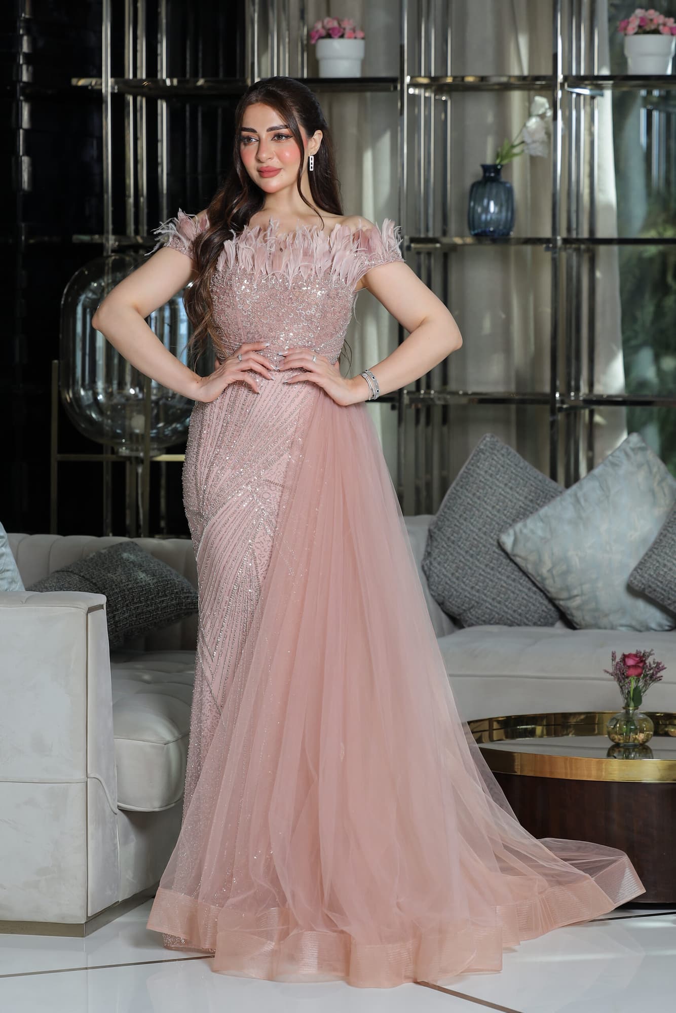 فستان سهره بقصة صدر ريش وذيل جانبي لحمي