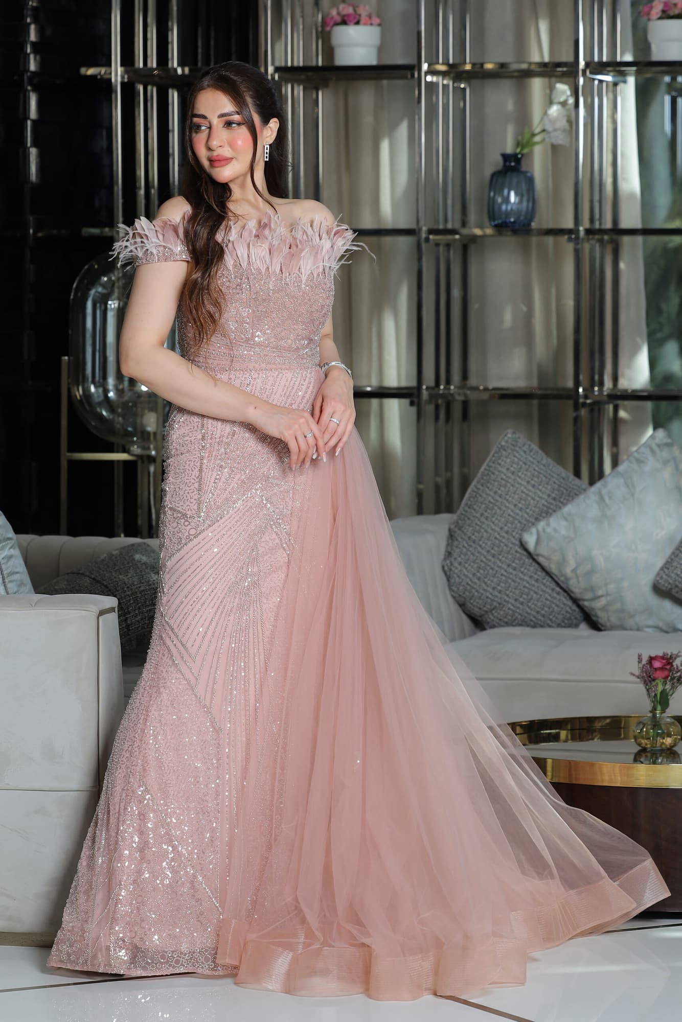 فستان سهره بقصة صدر ريش وذيل جانبي