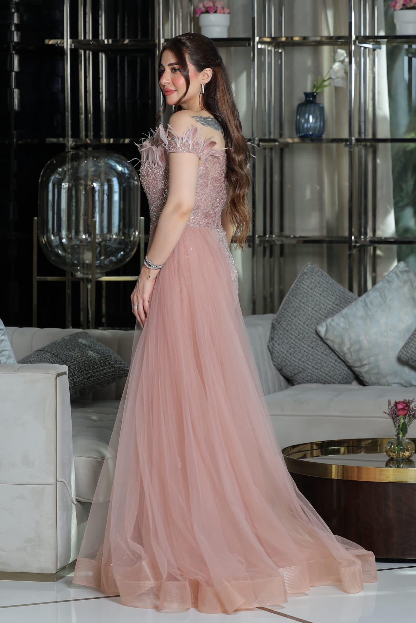 فستان سهره بقصة صدر ريش وذيل جانبي