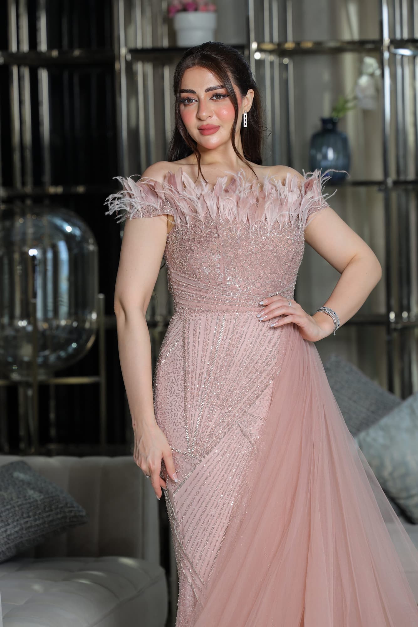 فستان سهره بقصة صدر ريش وذيل جانبي