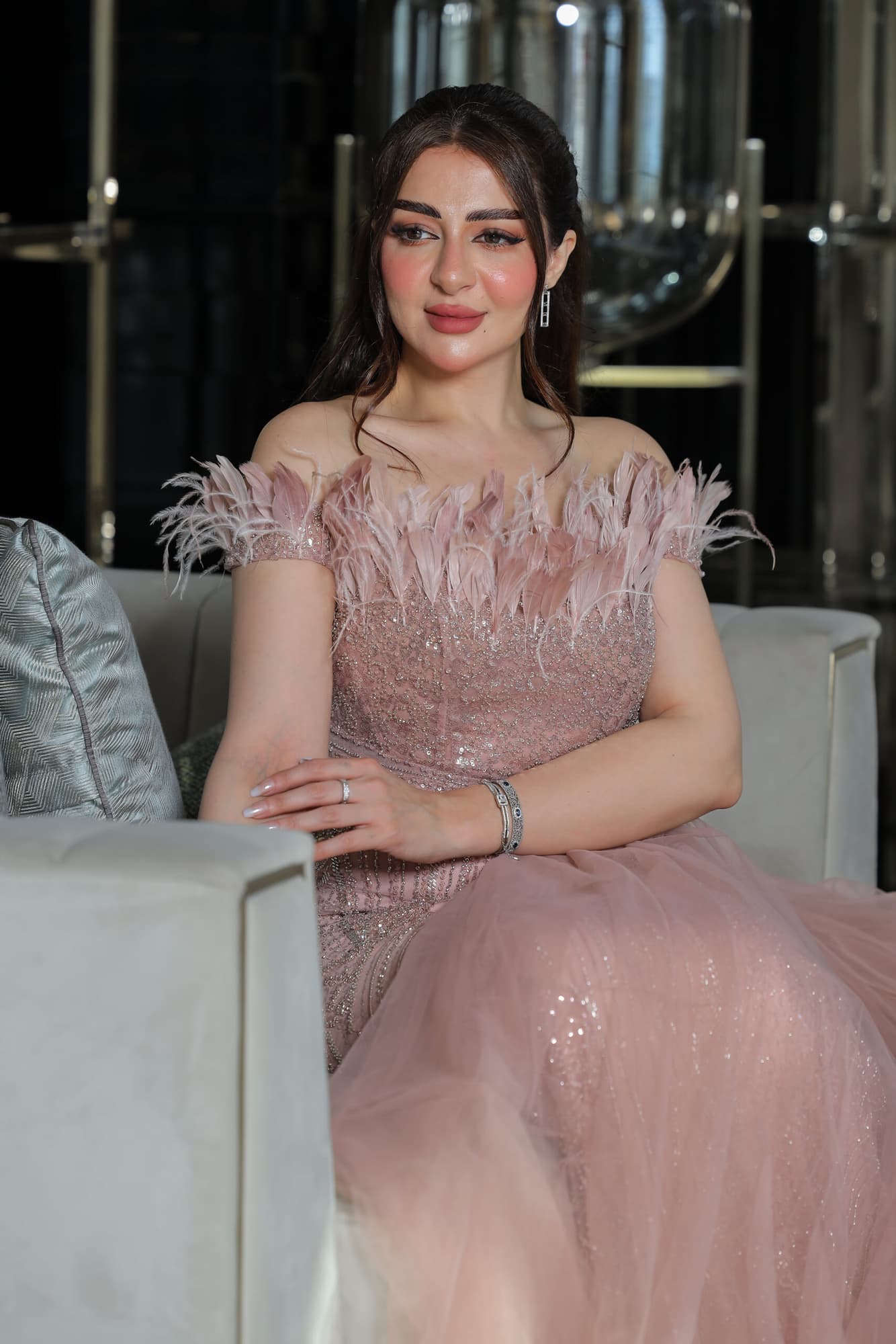 فستان سهره بقصة صدر ريش وذيل جانبي