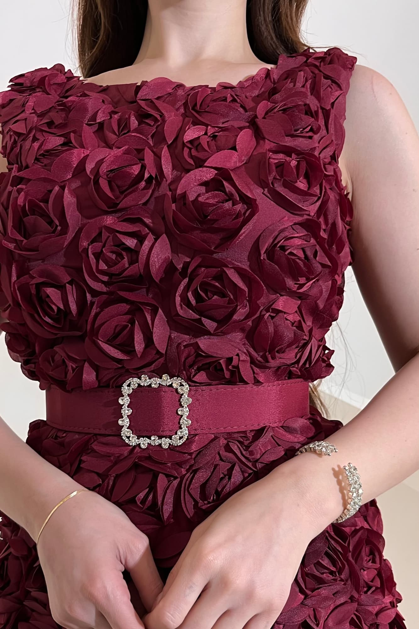 فستان ميدي مورد بقصة عنق دائريه عودي