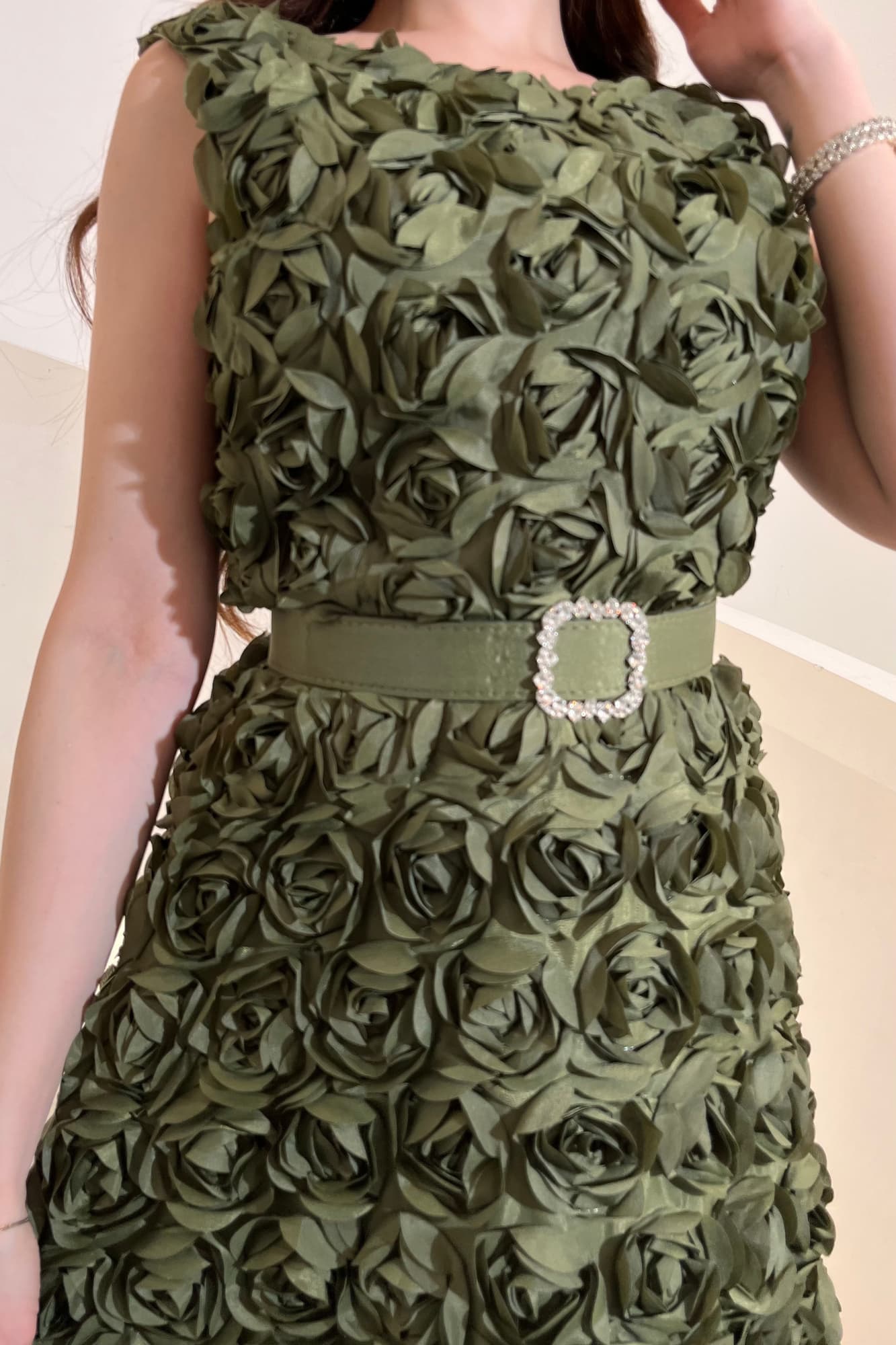 فستان ميدي مورد بقصة عنق دائريه عشبي