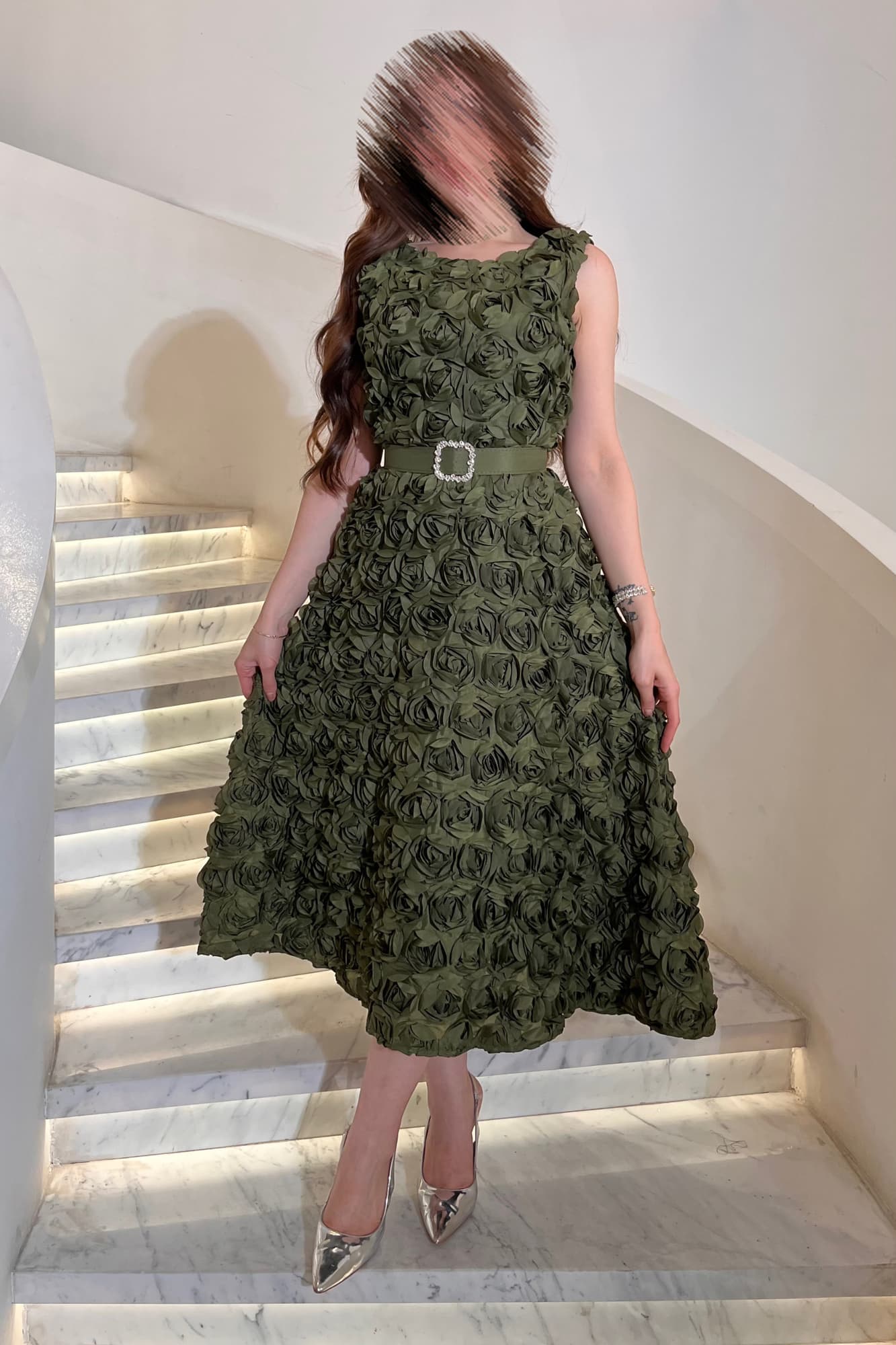 فستان ميدي مورد بقصة عنق دائريه