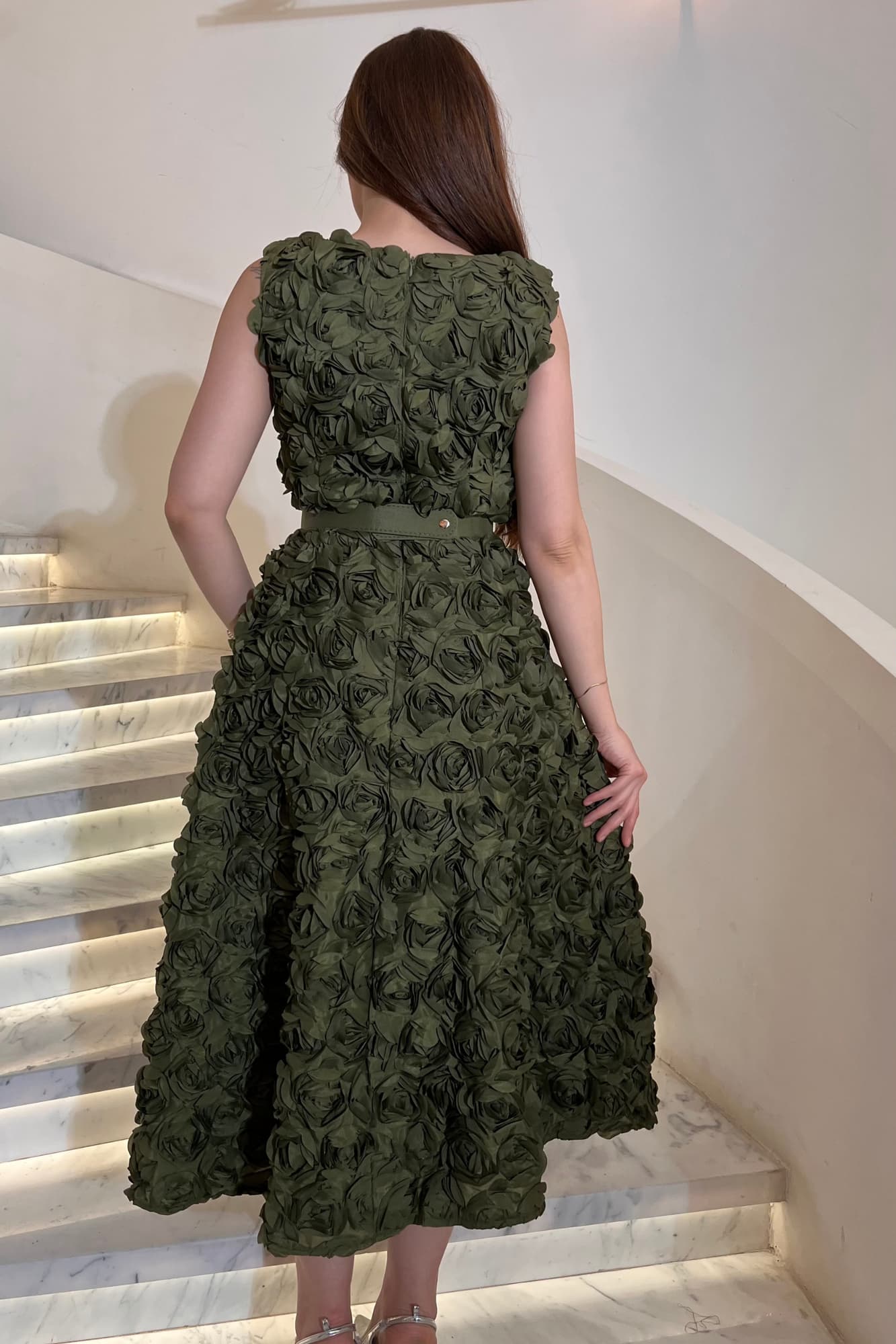 فستان ميدي مورد بقصة عنق دائريه