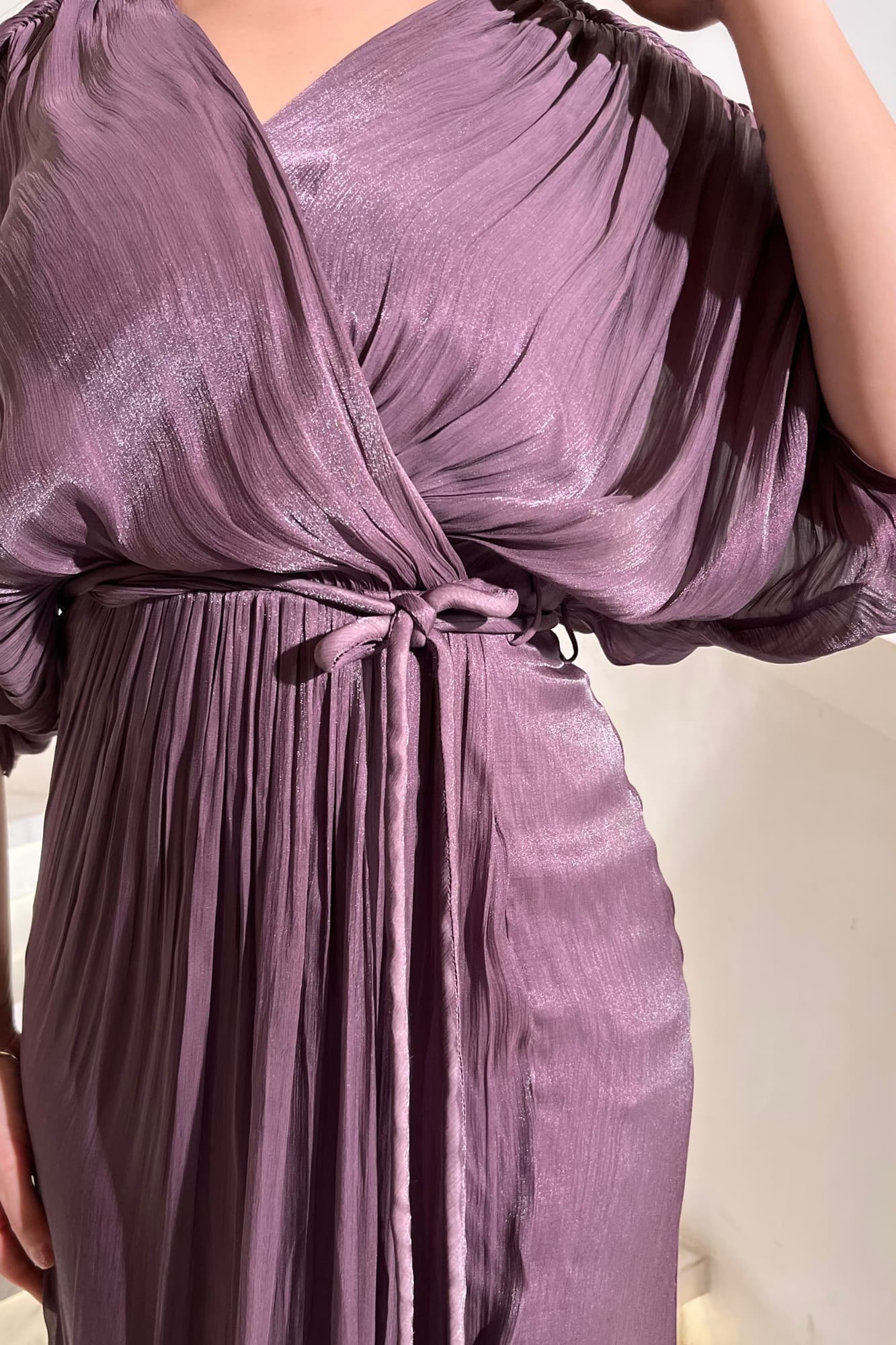 فستان سهره بتصميم فخم وانسيابي وفتحة جانبيه موف فاتح