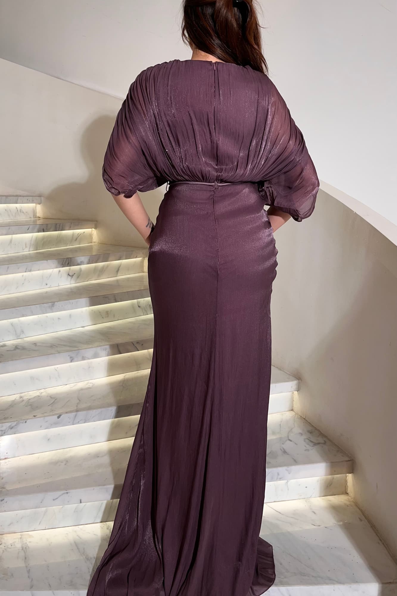 فستان سهره بتصميم فخم وانسيابي وفتحة جانبيه