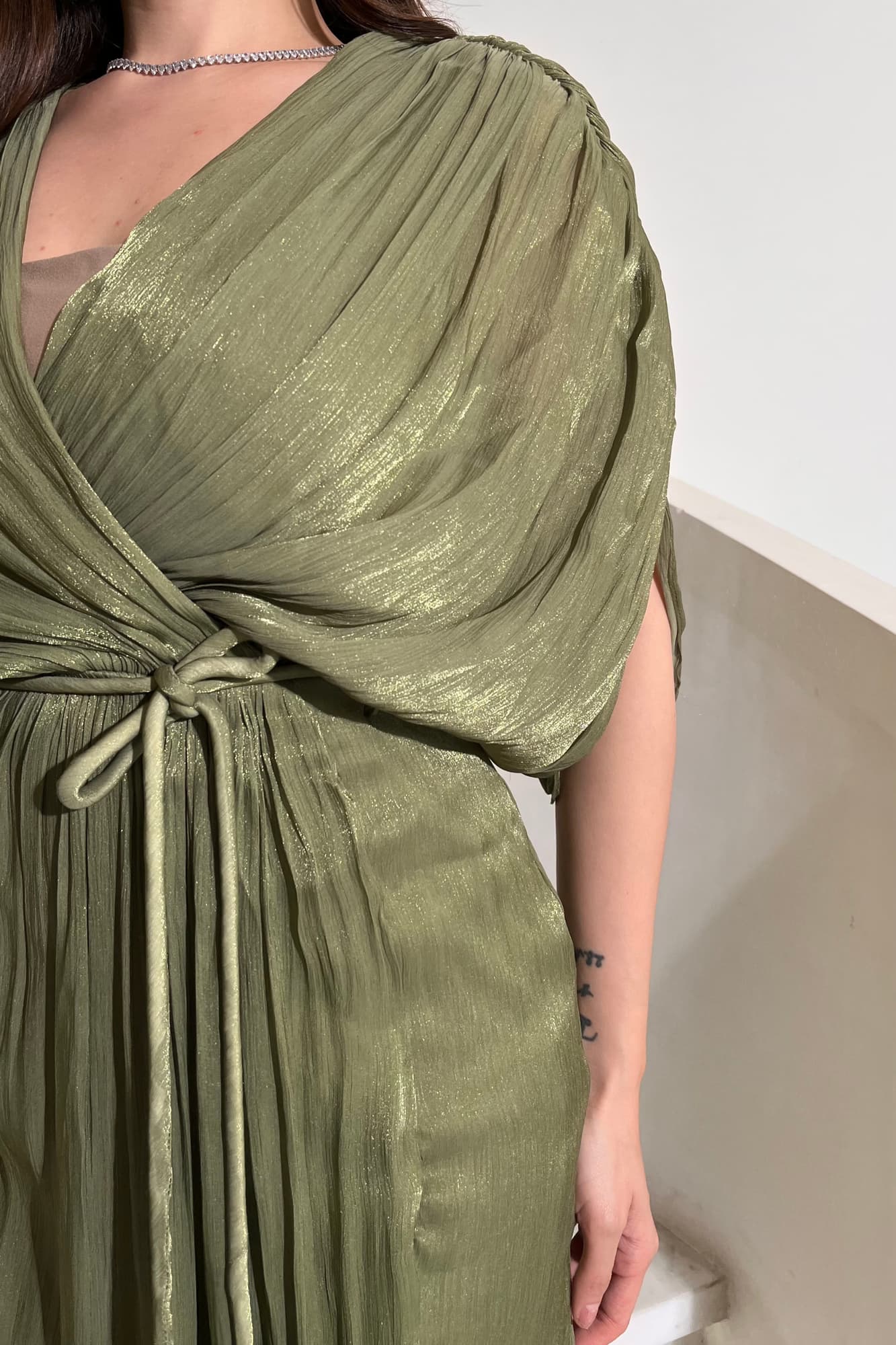 فستان سهره بتصميم فخم وانسيابي وفتحة جانبيه عشبي