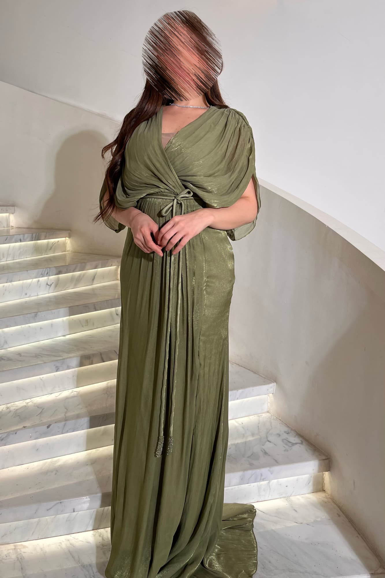 فستان سهره بتصميم فخم وانسيابي وفتحة جانبيه