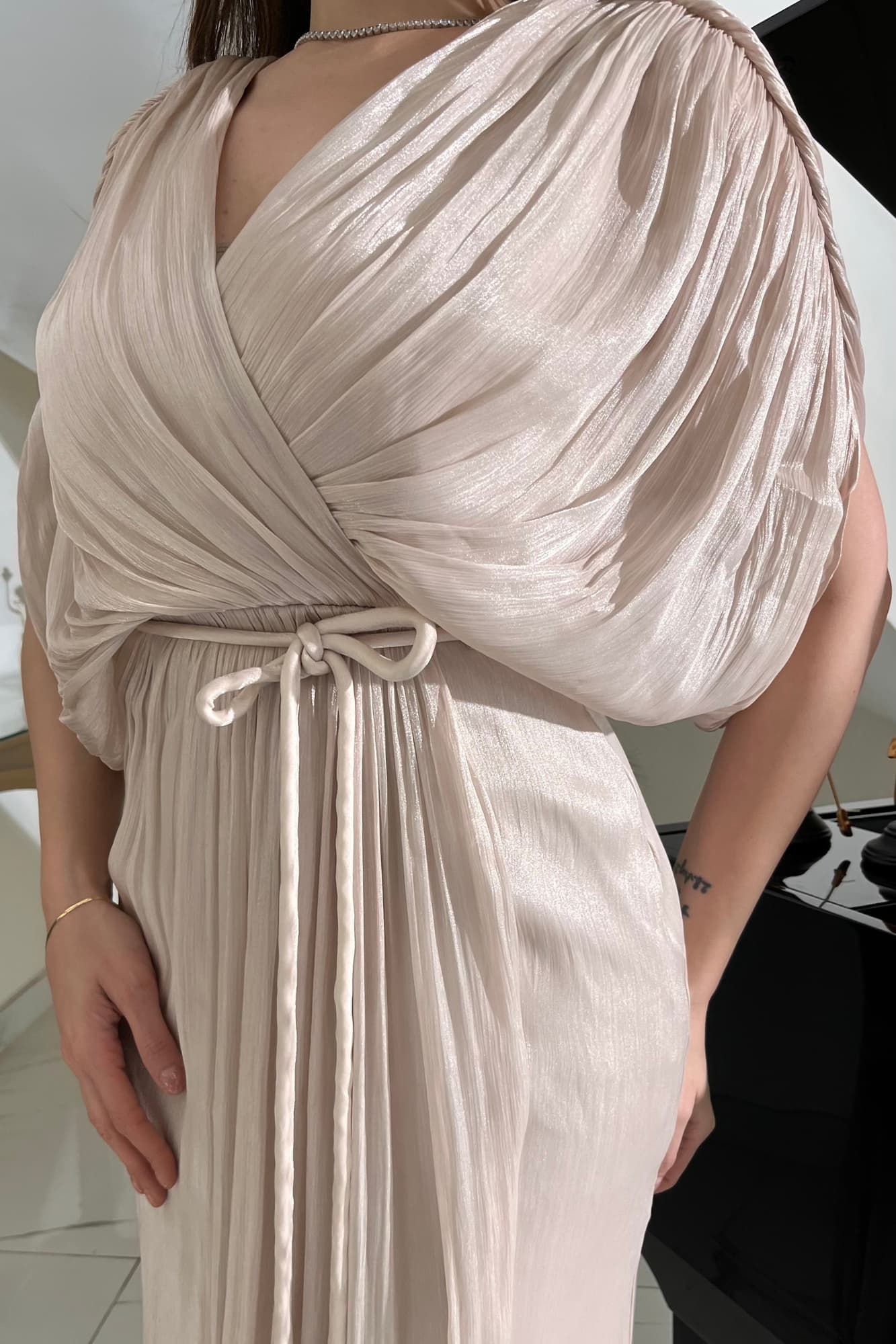 فستان سهره بتصميم فخم وانسيابي وفتحة جانبيه بيج