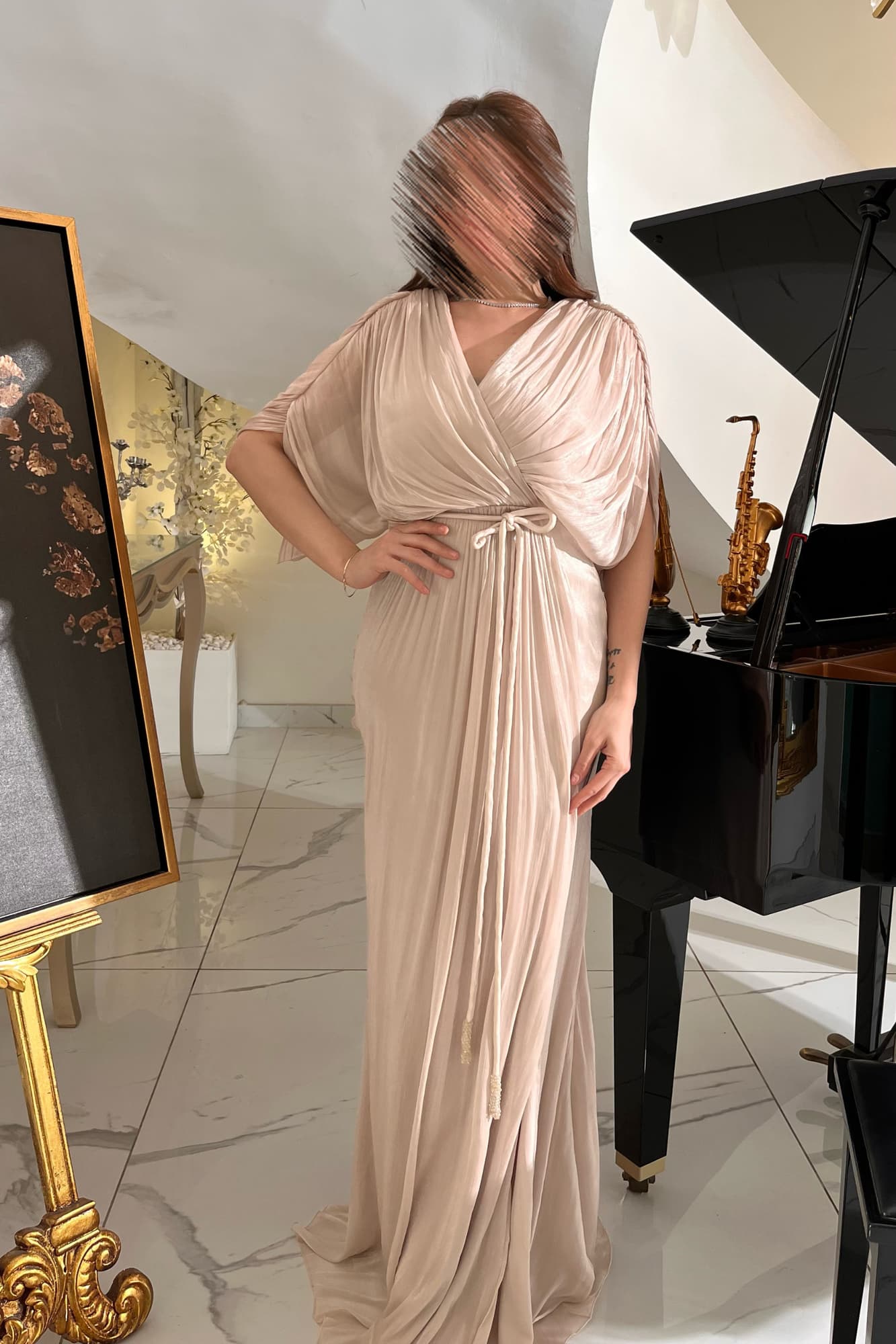 فستان سهره بتصميم فخم وانسيابي وفتحة جانبيه