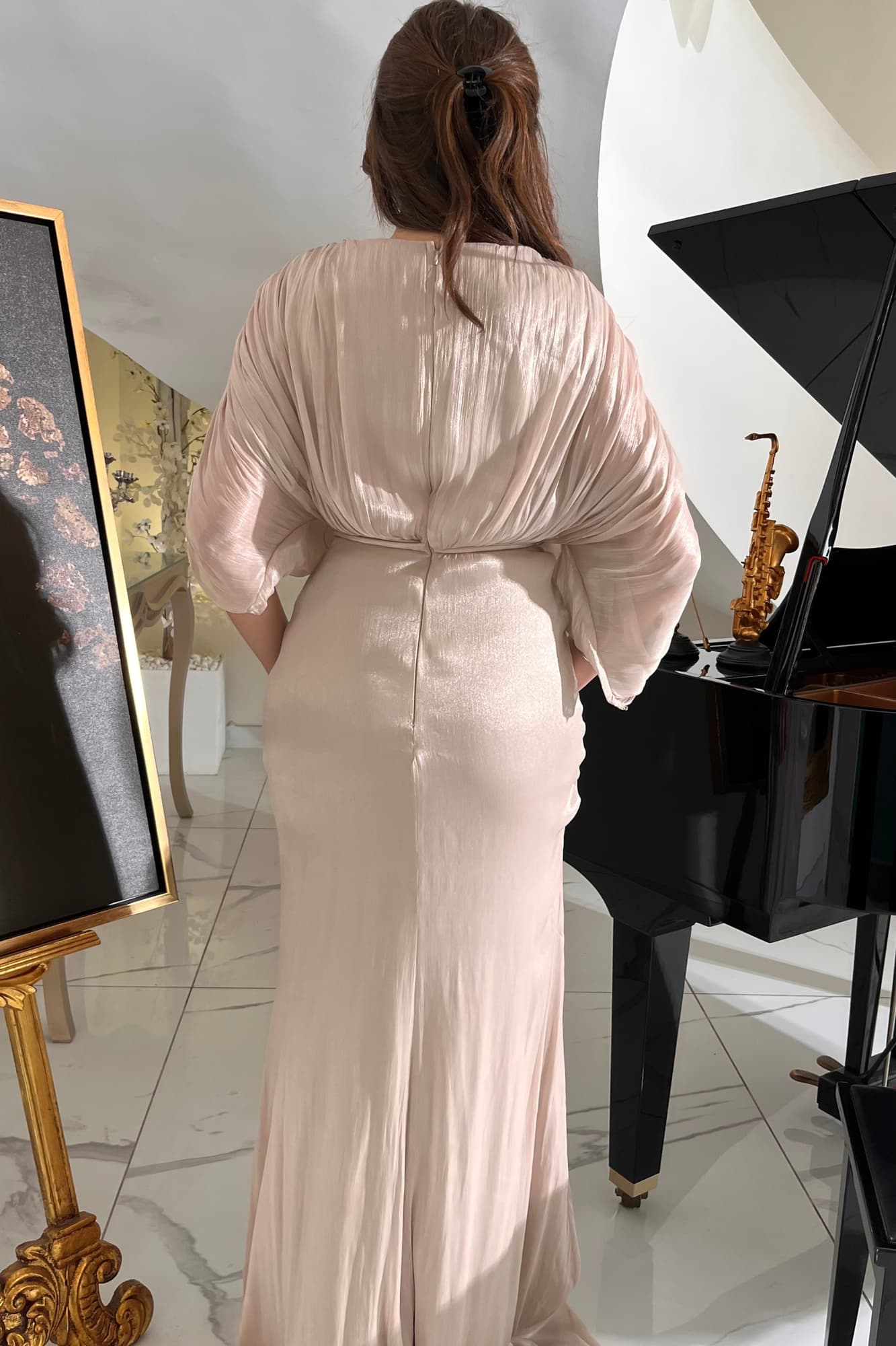 فستان سهره بتصميم فخم وانسيابي وفتحة جانبيه