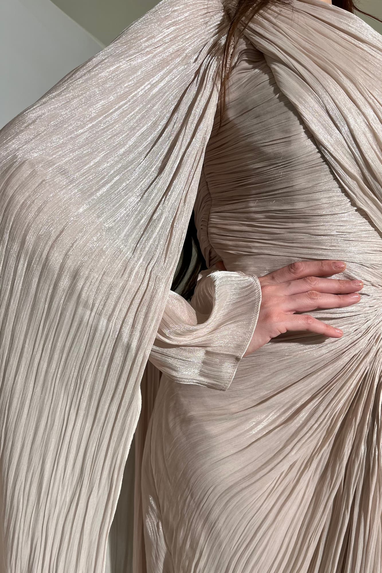 فستان سهره بتصميم درابيه ووشاح منسدل بيج