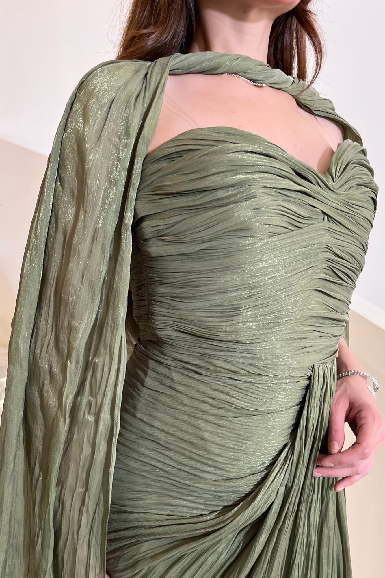 فستان سهره كسرات مع كاب شيفون عشبي