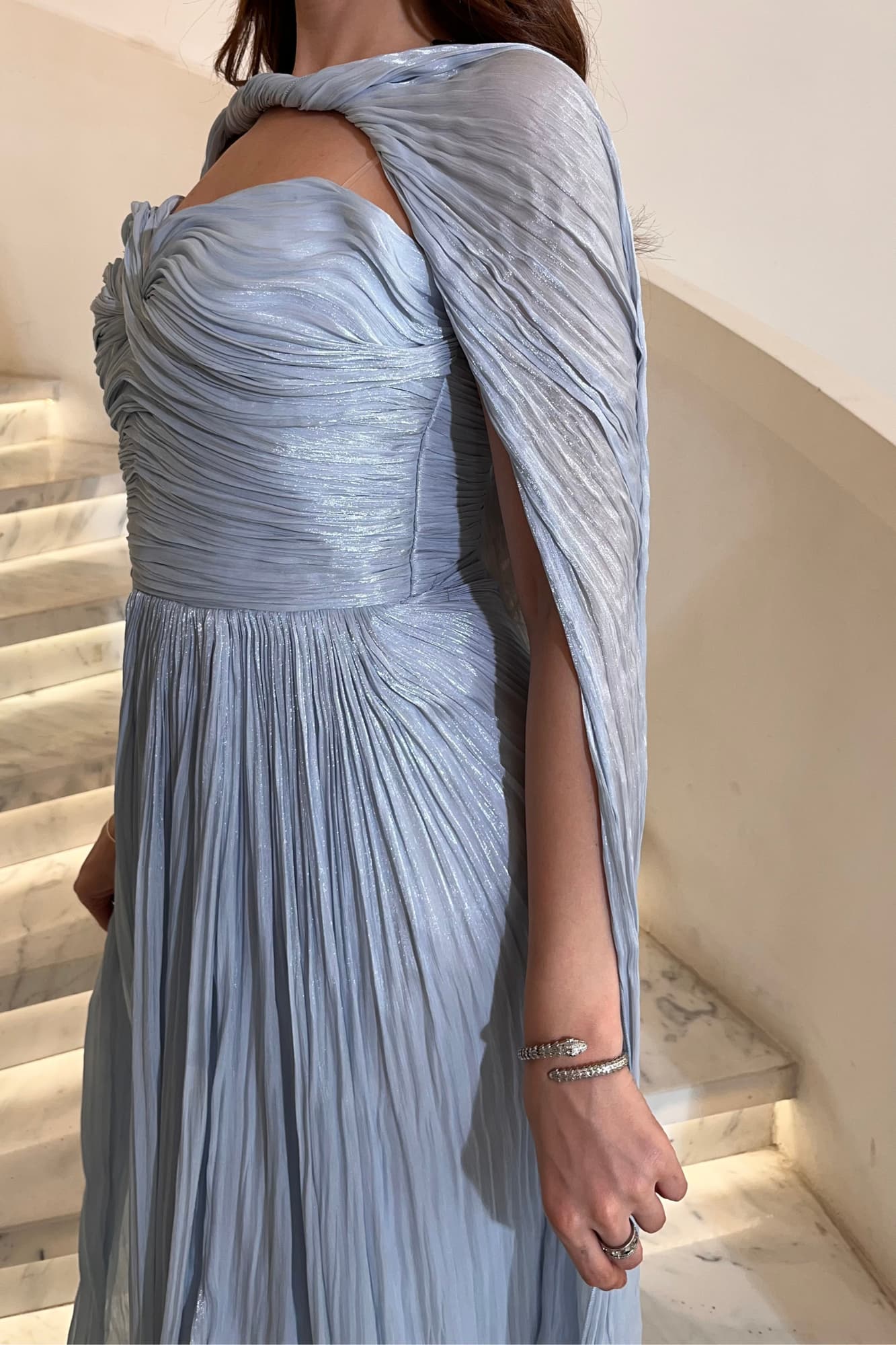 فستان سهره كسرات مع كاب شيفون سماوي