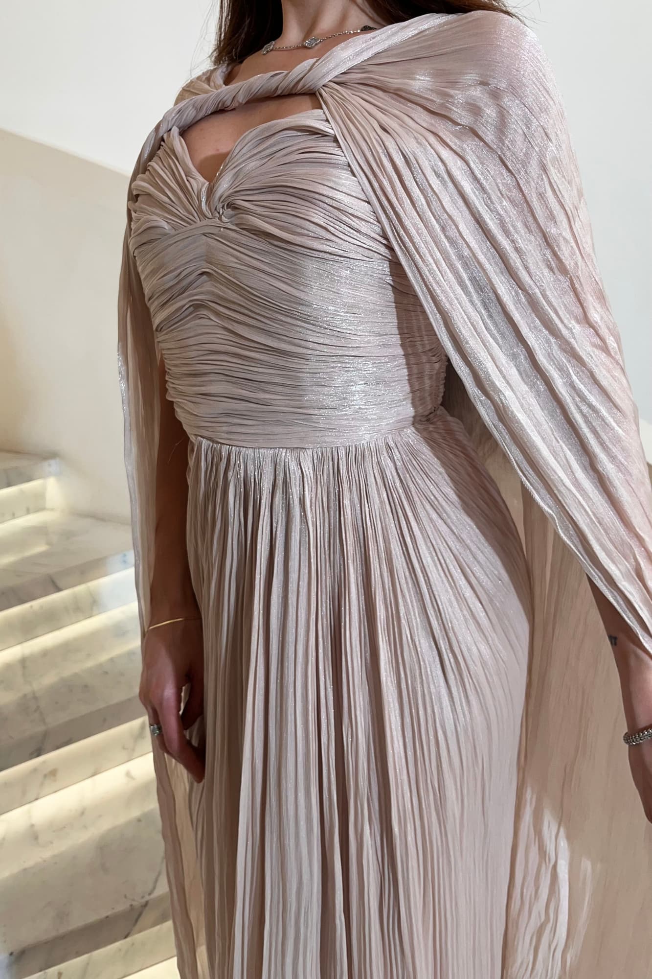 فستان سهره كسرات مع كاب شيفون بيج