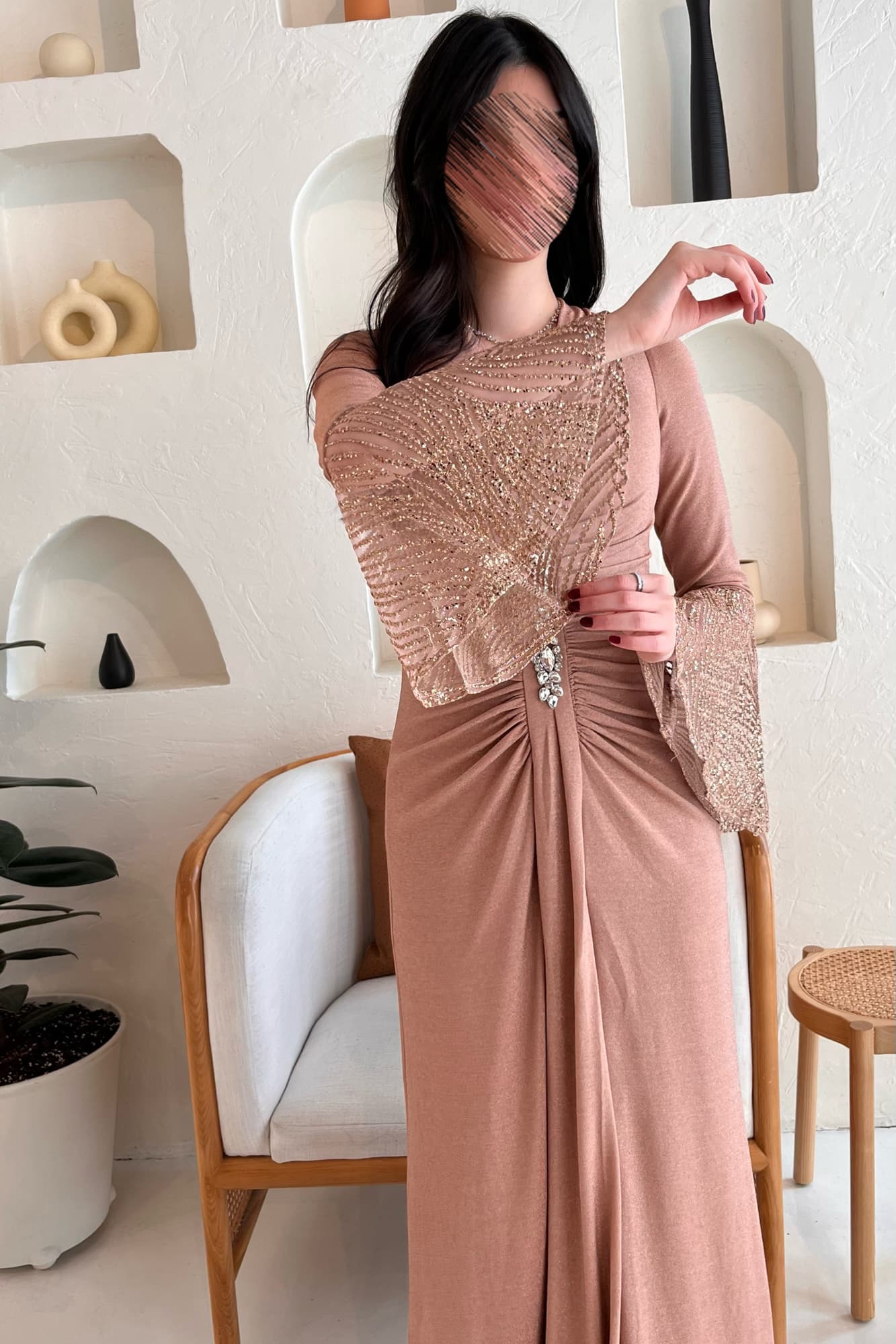 فستان استرتش ناعم مزين بكرستال بيج غامق