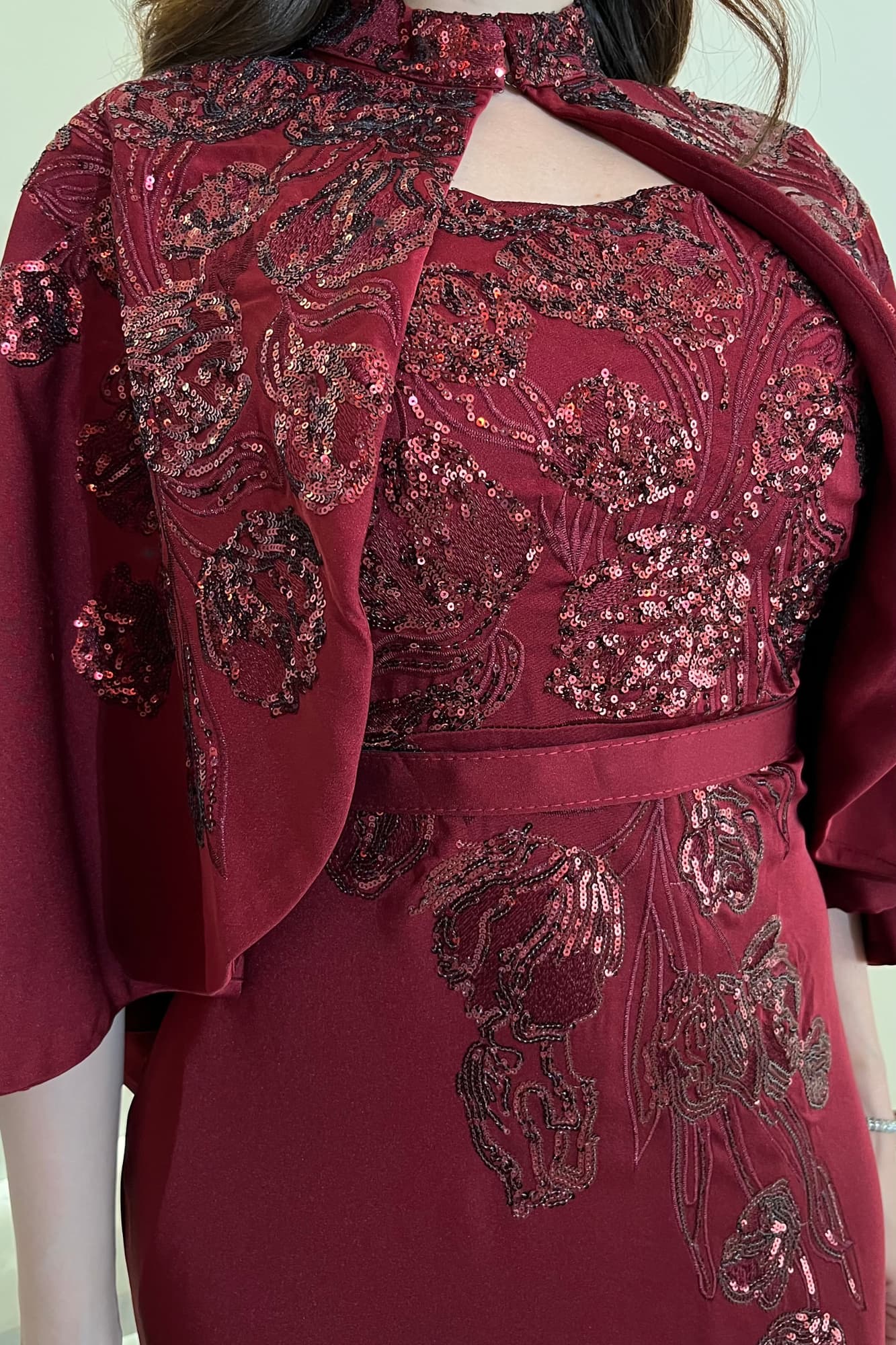 فستان سهرة كاب بتطريزات ذهبيه ناعمه احمر