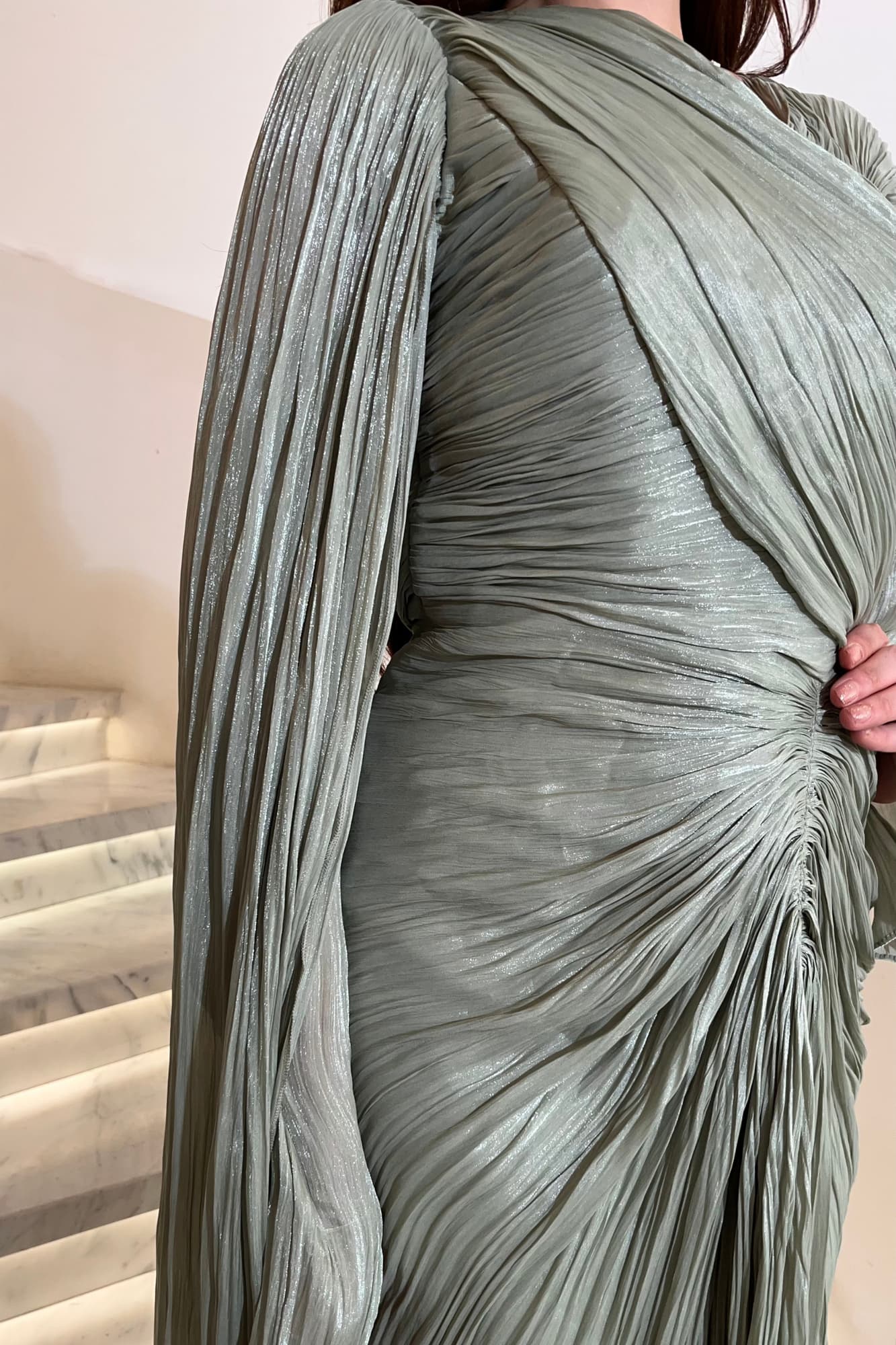 فستان سهره بتصميم درابيه ووشاح منسدل زيتي