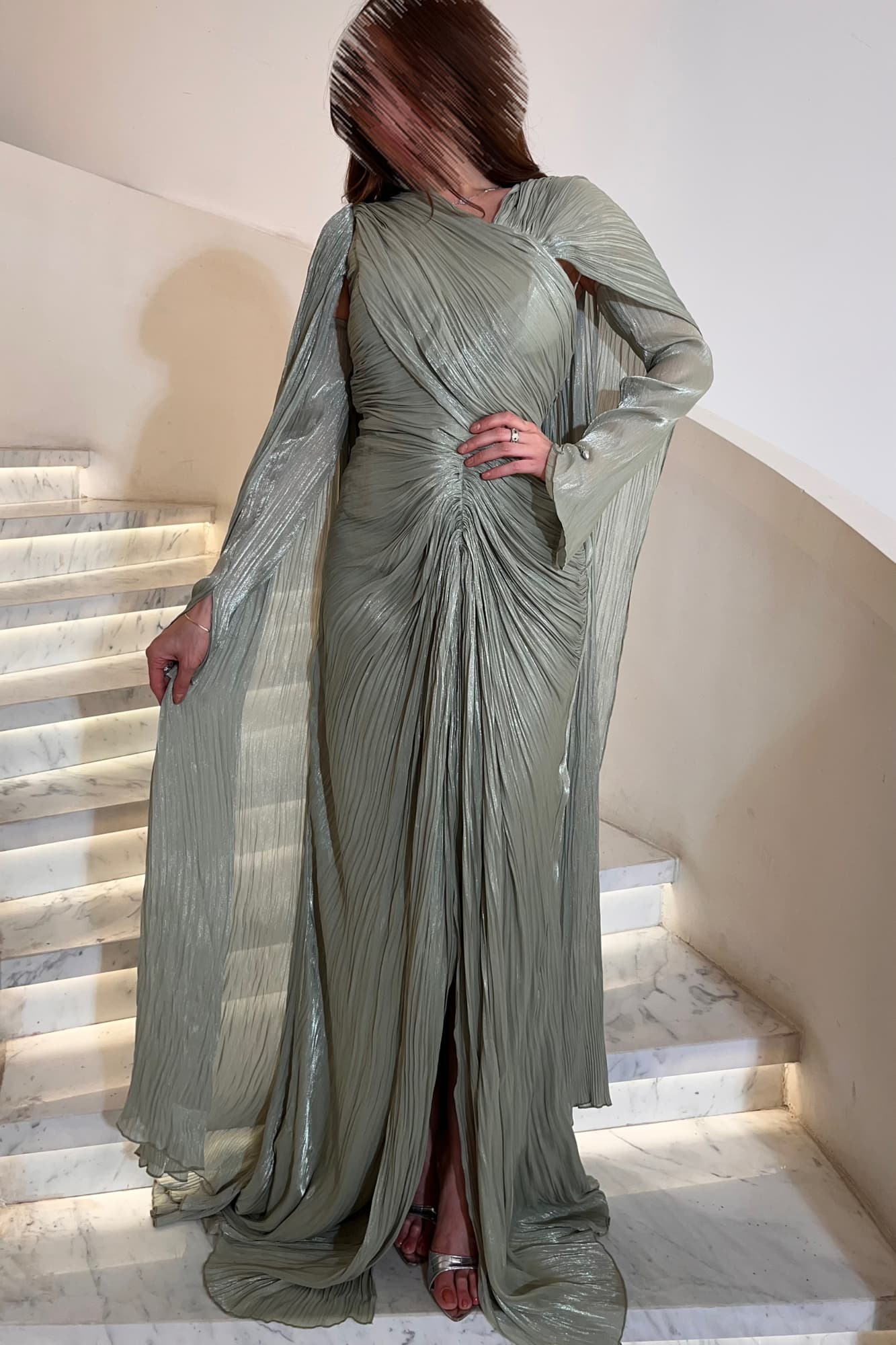 فستان سهره بتصميم درابيه ووشاح منسدل