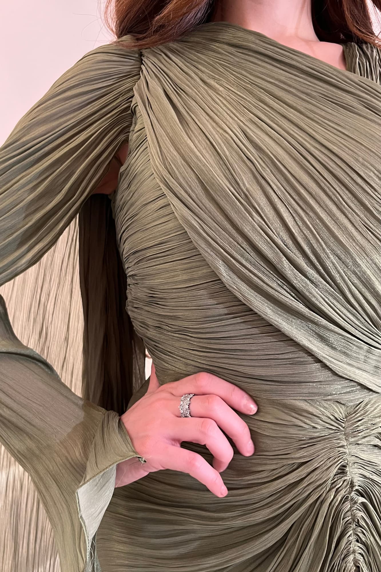 فستان سهره بتصميم درابيه ووشاح منسدل عشبي