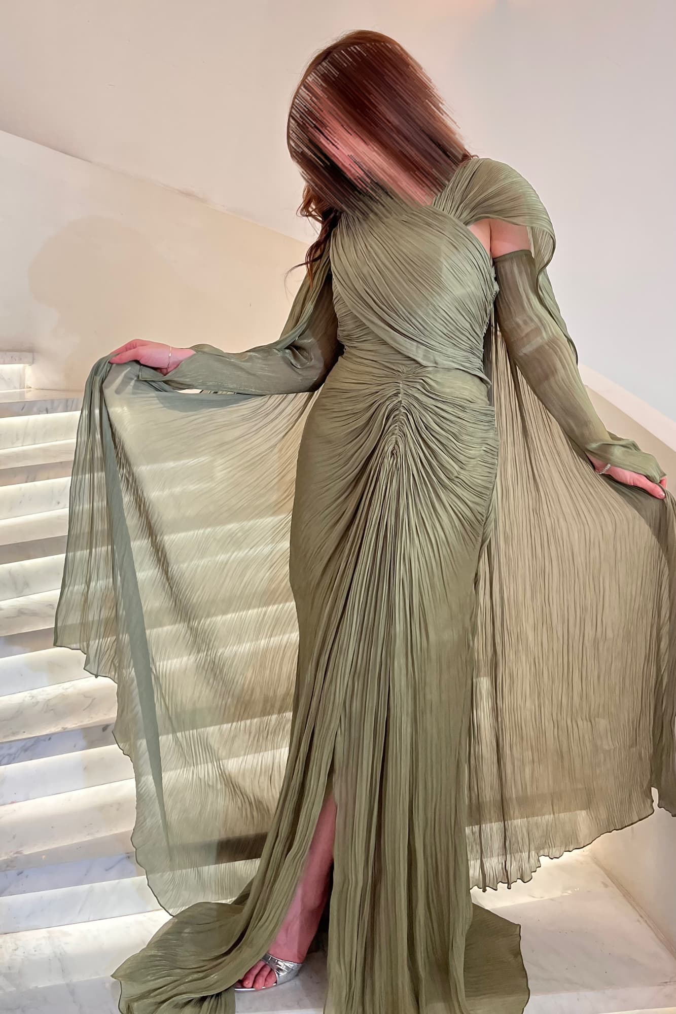 فستان سهره بتصميم درابيه ووشاح منسدل