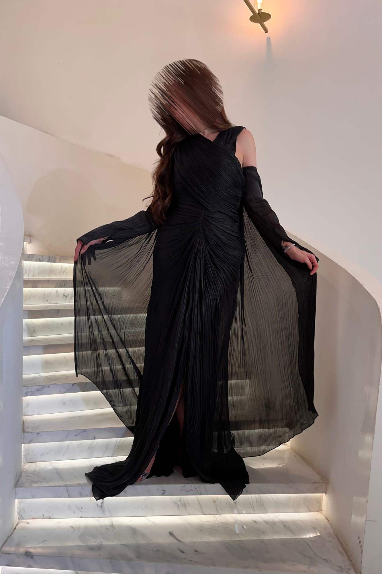 فستان سهره بتصميم درابيه ووشاح منسدل