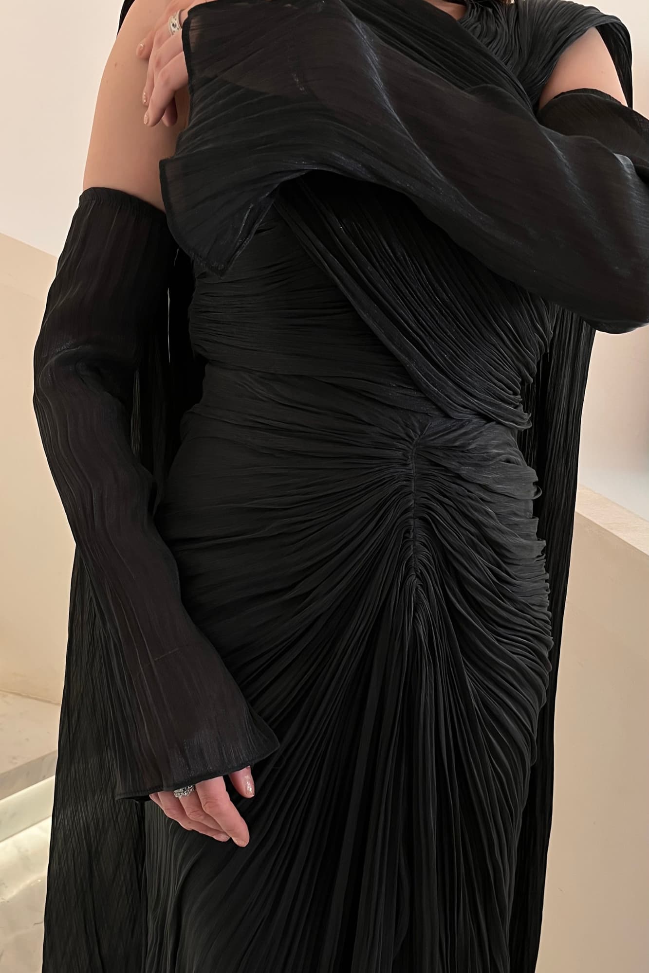 فستان سهره بتصميم درابيه ووشاح منسدل