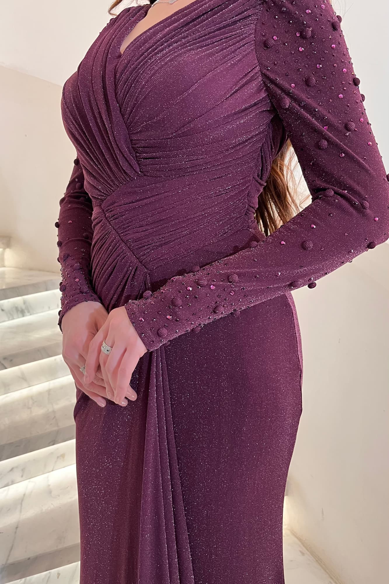 فستان ماكسي بقصة كسرات واكمام مطرزة