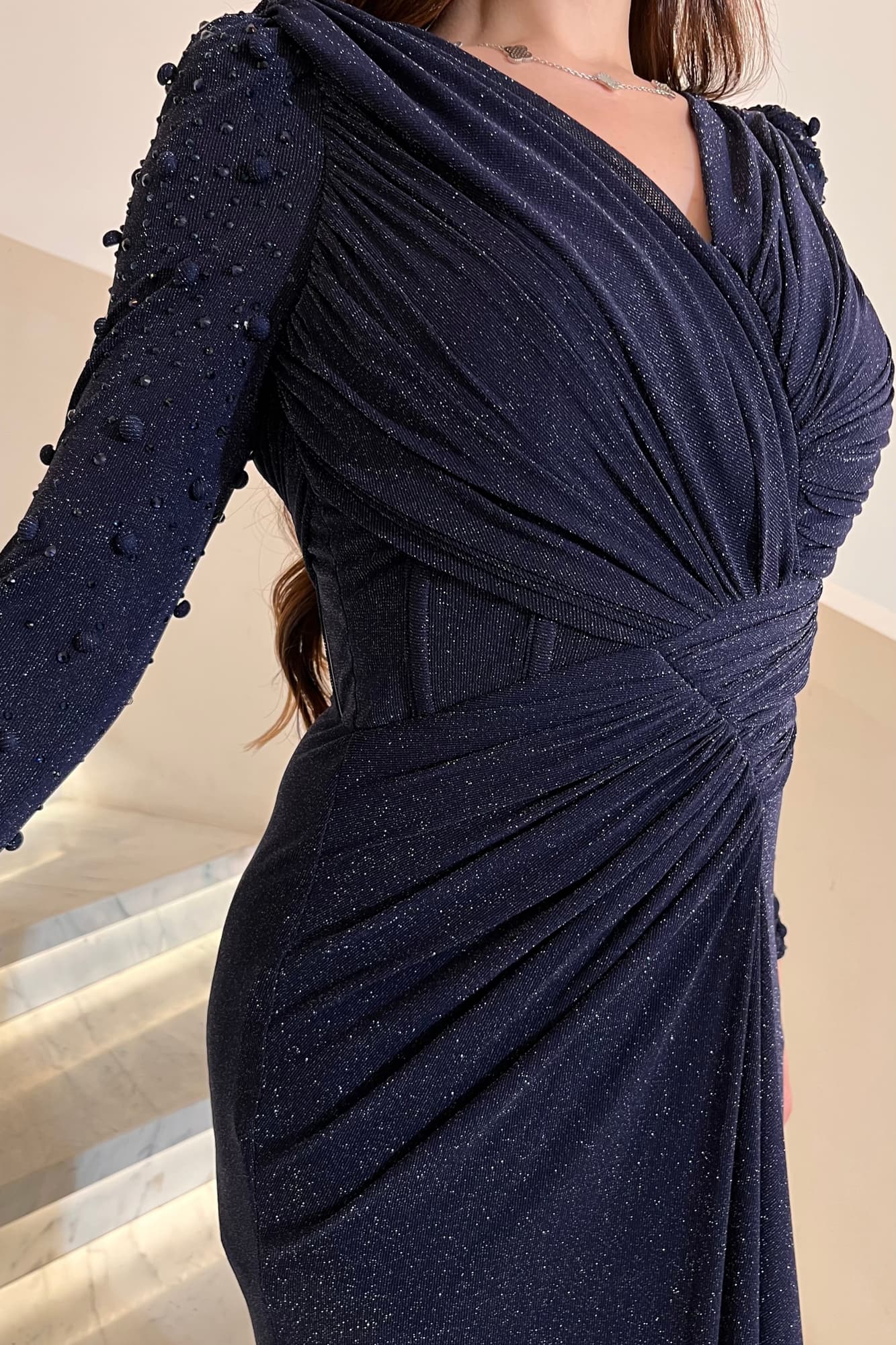 فستان ماكسي بقصة كسرات واكمام مطرزة كحلي داكن