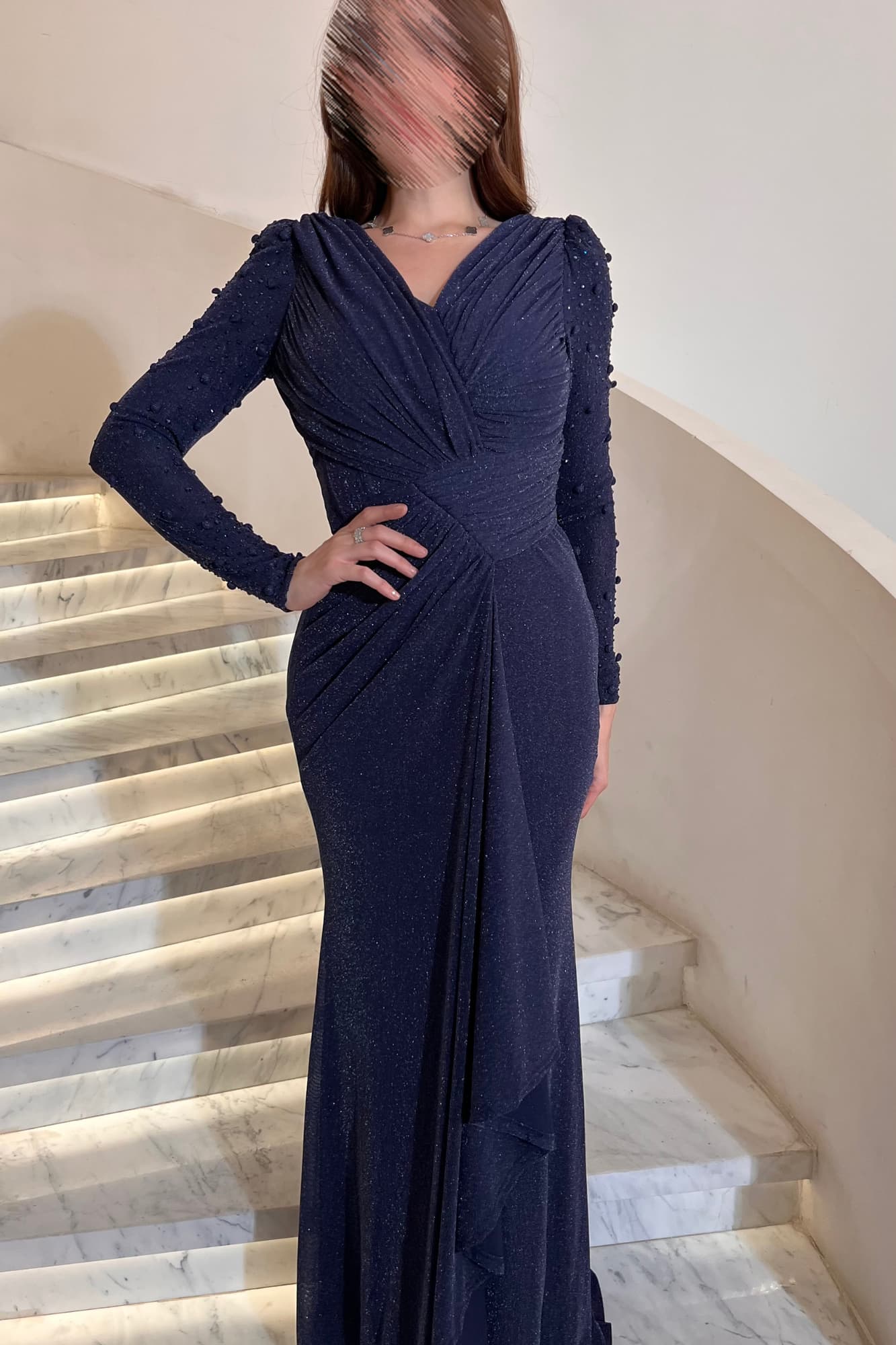 فستان ماكسي بقصة كسرات واكمام مطرزة